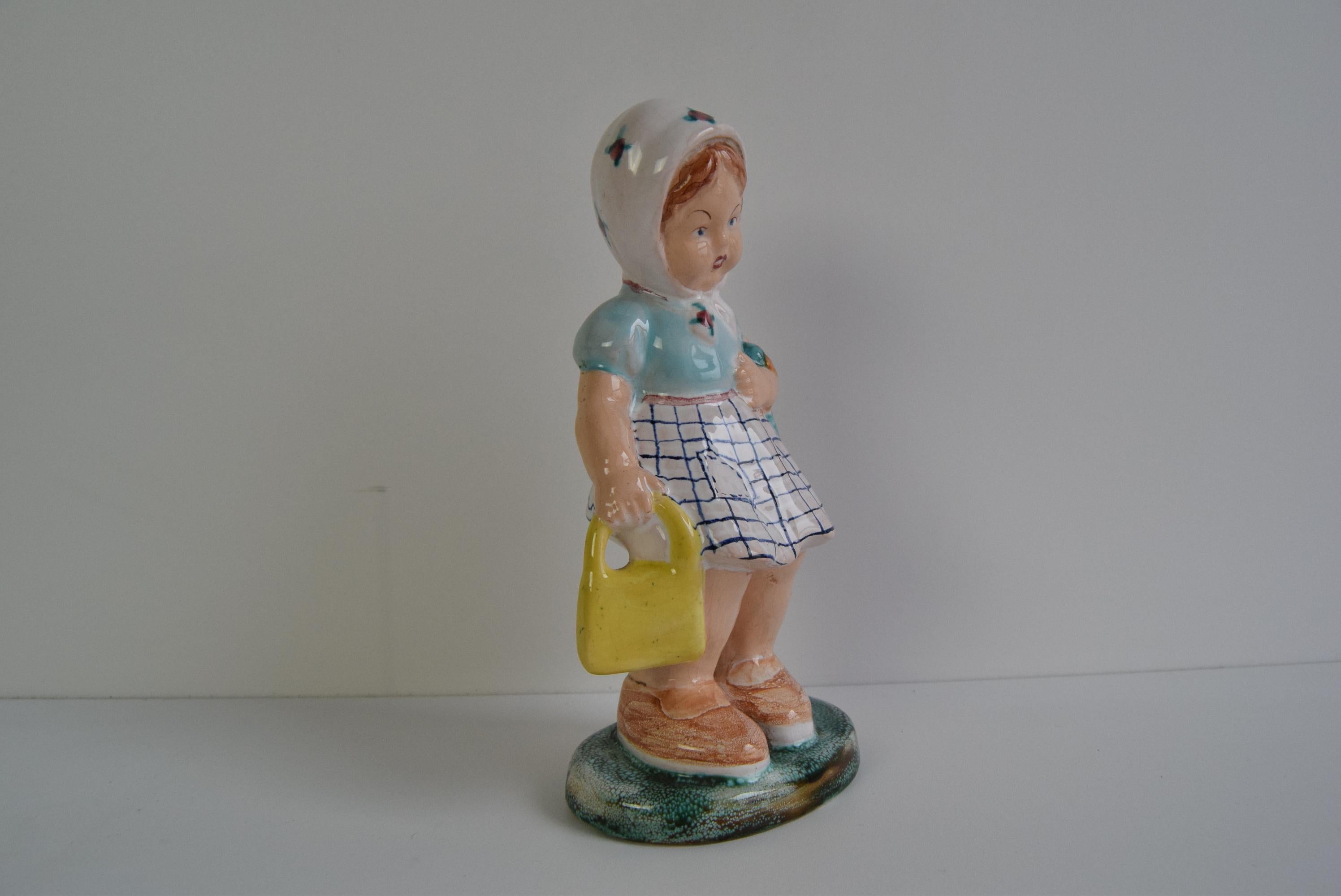 Ceramica Statuetta in ceramica Art Deco di una ragazza con borsetta, circa 1940 in vendita