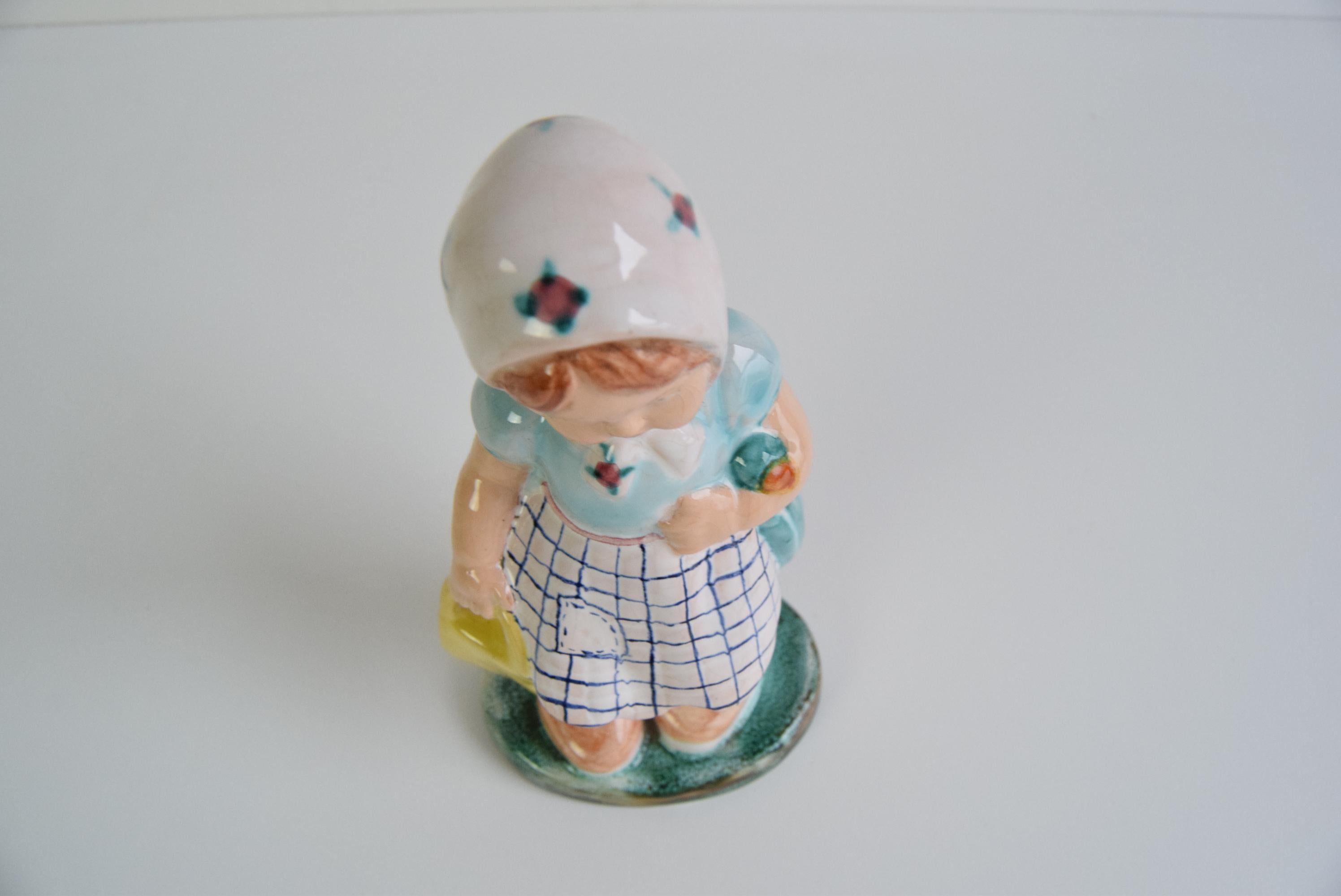 Statuetta in ceramica Art Deco di una ragazza con borsetta, circa 1940 in vendita 1