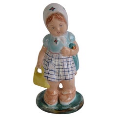 Art Decó Figurita de cerámica de una niña con un bolso, hacia 1940