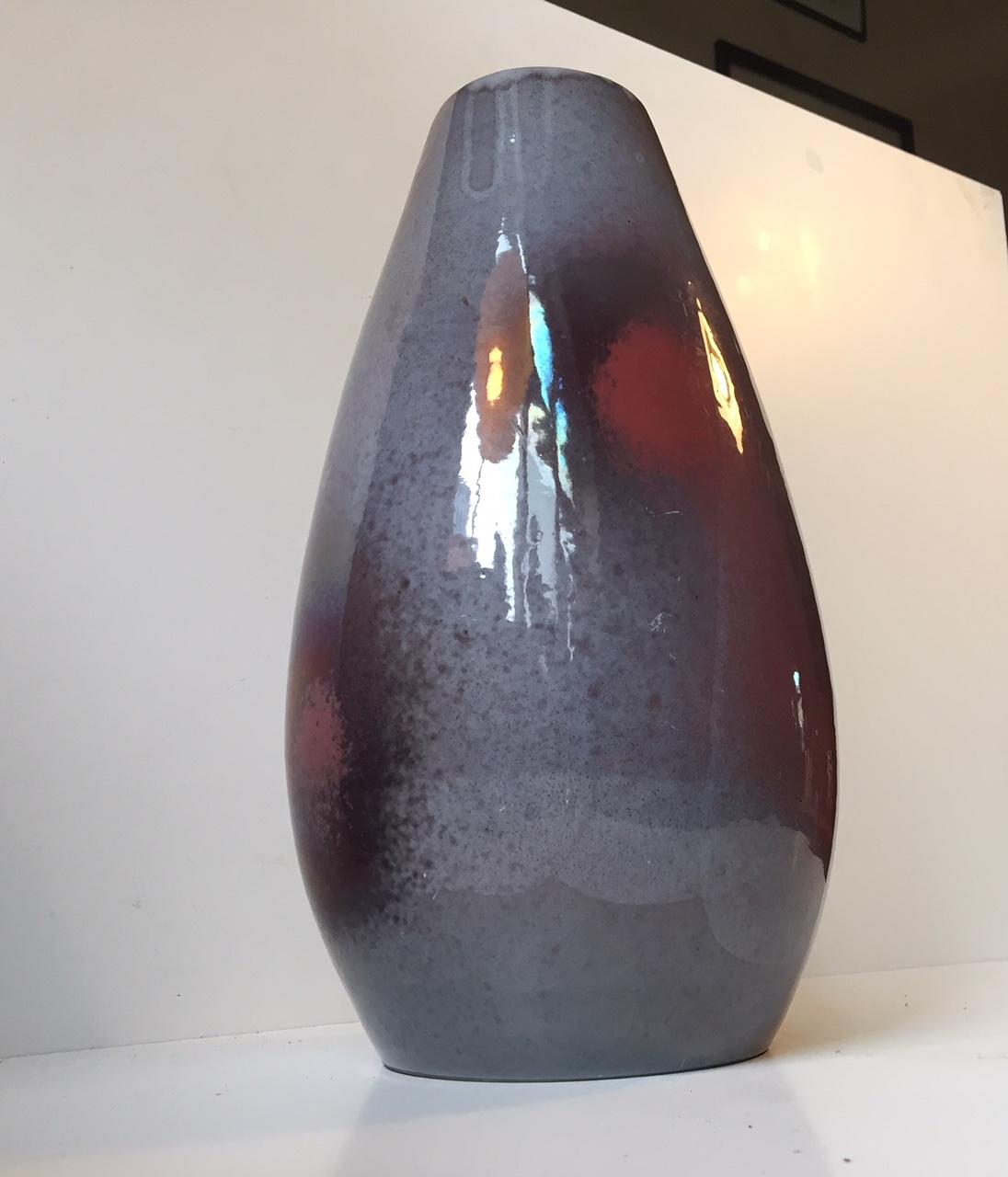 Art déco Vase de sol en céramique Art Déco avec sang de bœuf par bo, Danemark, années 1930 en vente