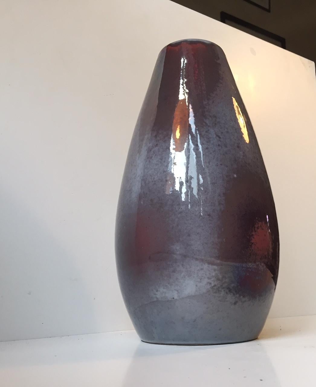 Danois Vase de sol en céramique Art Déco avec sang de bœuf par bo, Danemark, années 1930 en vente