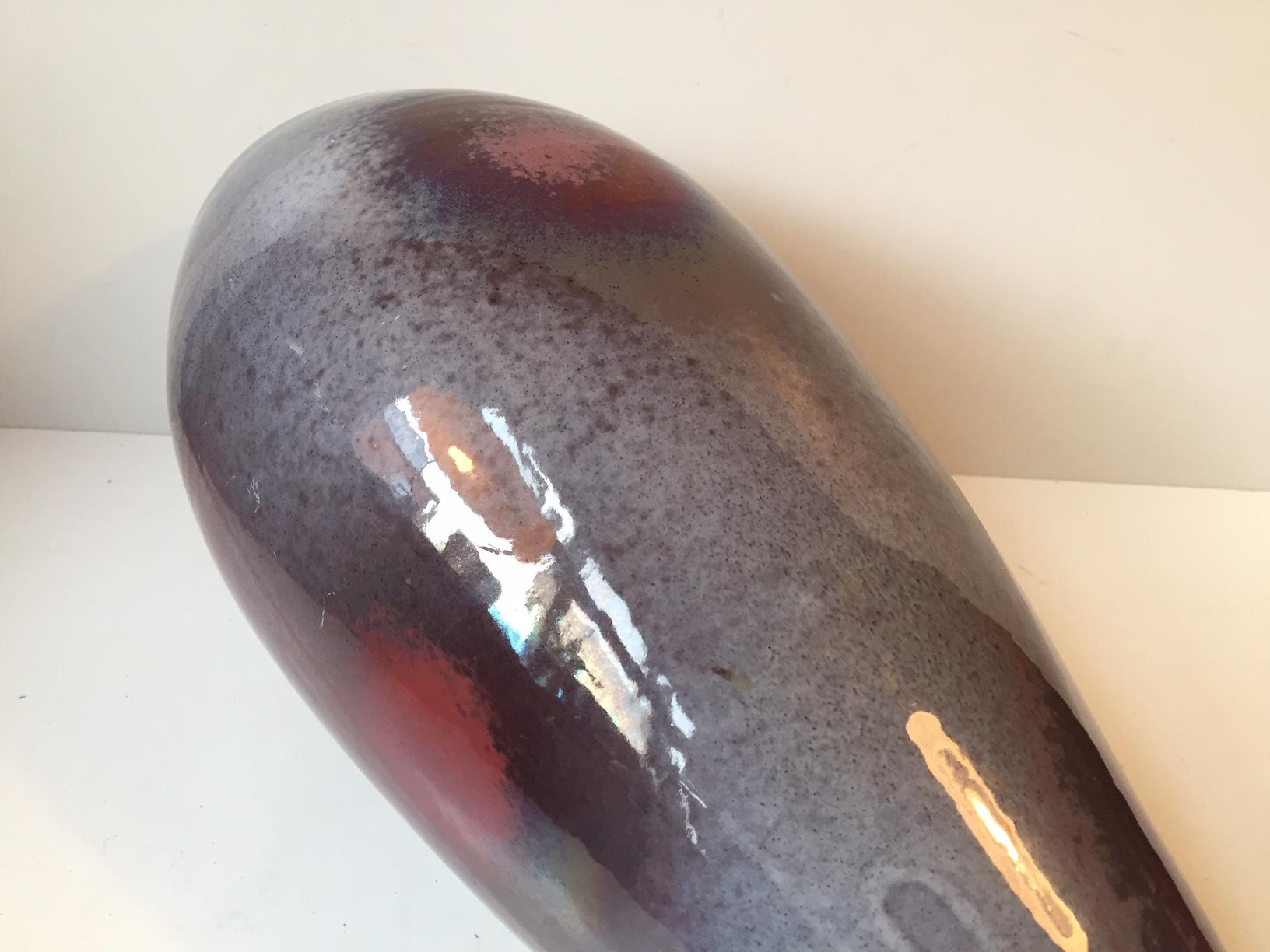 Vernissé Vase de sol en céramique Art Déco avec sang de bœuf par bo, Danemark, années 1930 en vente