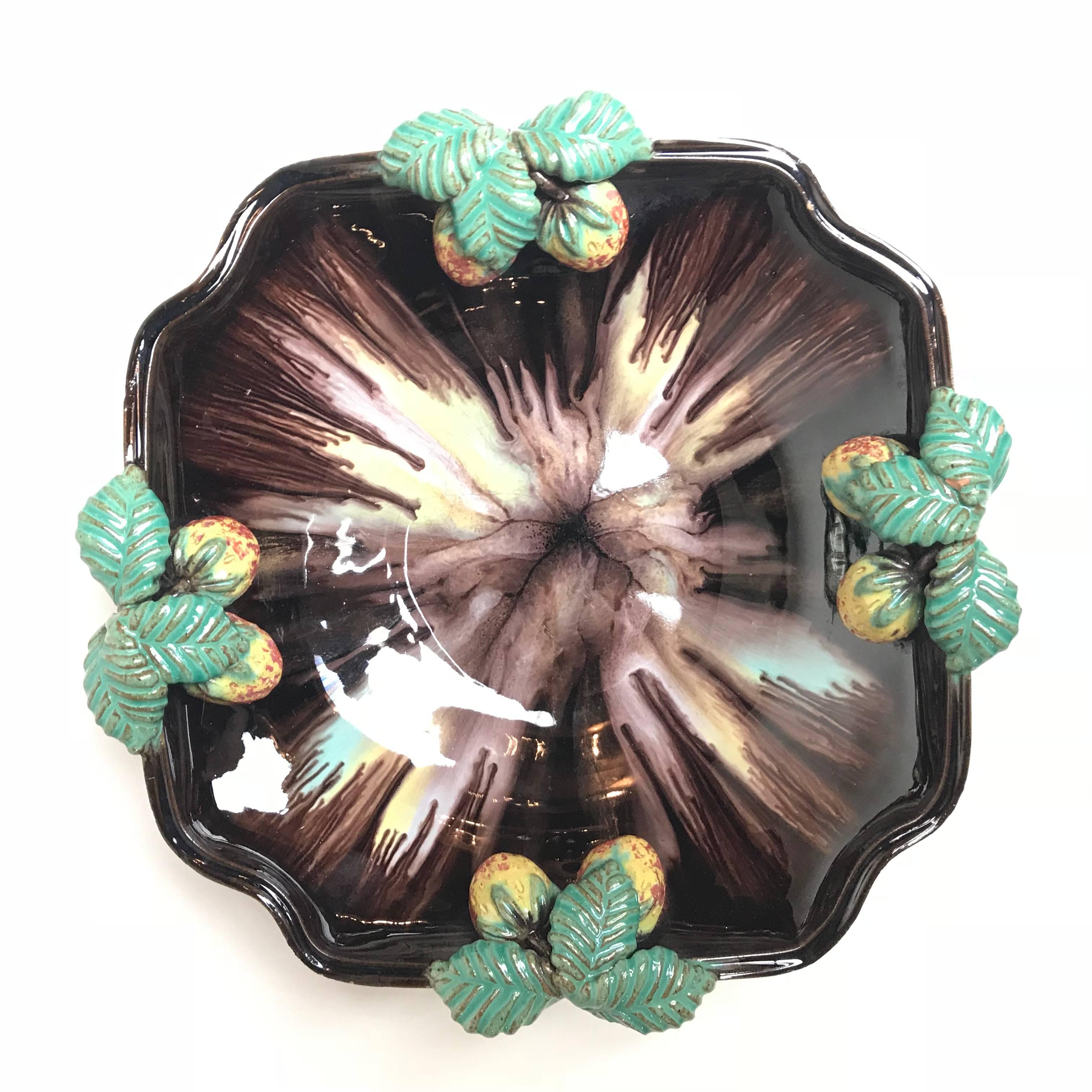 Coupe à fruits Art Déco unique:: faite à la main et émaillée:: provenant de la célèbre région de poterie de Thuringe. La Thuringe est le siège des manufactures de céramique les plus renommées d'Allemagne. Bol très décoratif aux couleurs puissantes.