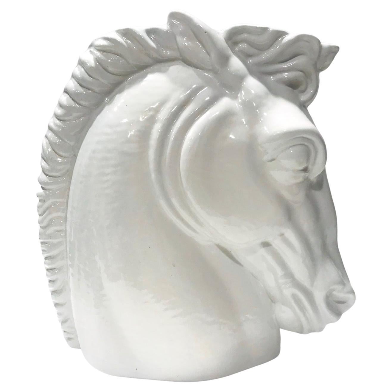 Sculpture italienne en forme de tête de cheval avec finition en glaçure blanche. Vase en céramique fabriqué à la main avec un design d'inspiration Art déco et des détails très stylisés. Magnifique comme objet de décoration et peut être utilisé comme