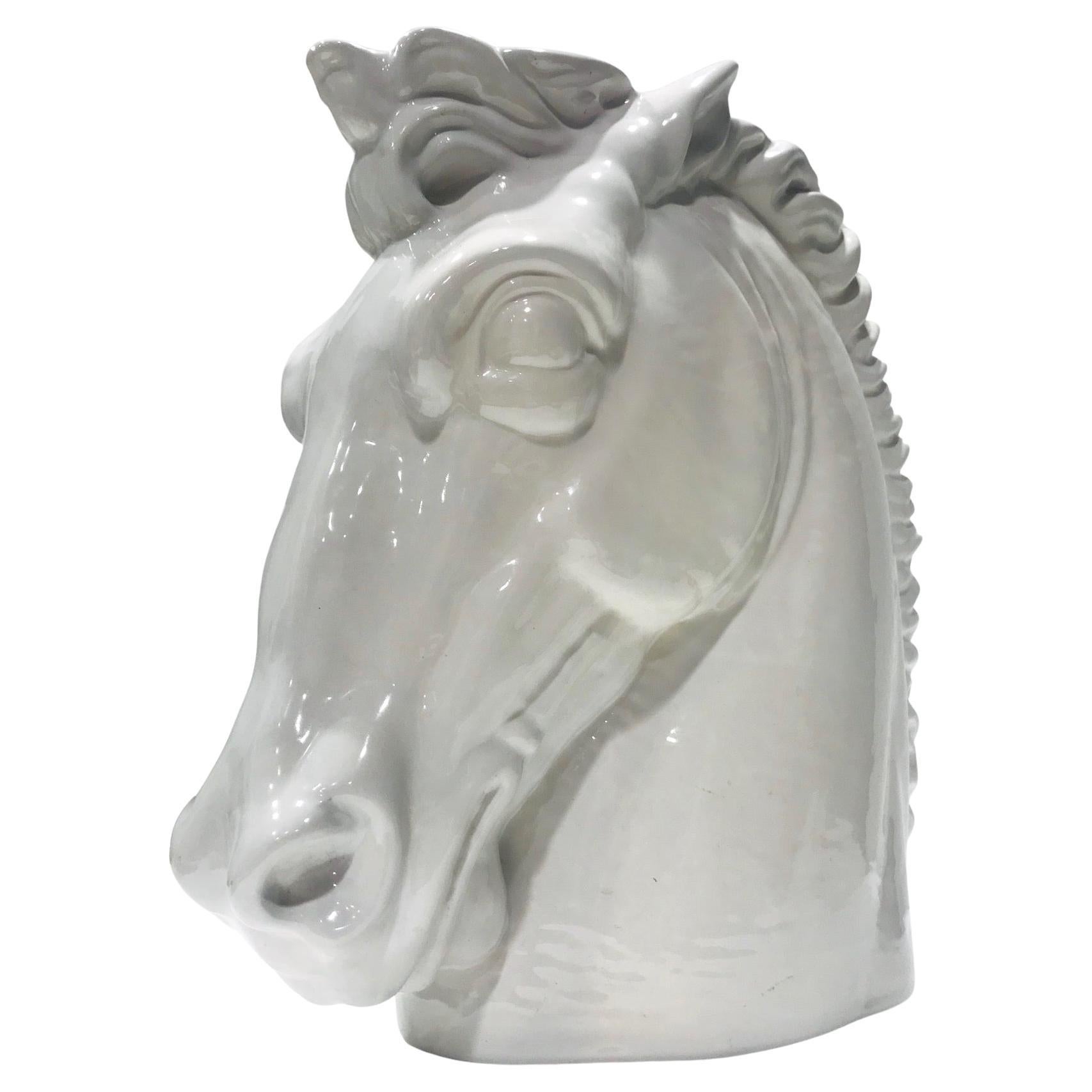 Vase et sculpture en c�éramique Art Déco en forme de tête de cheval en glaçure blanche