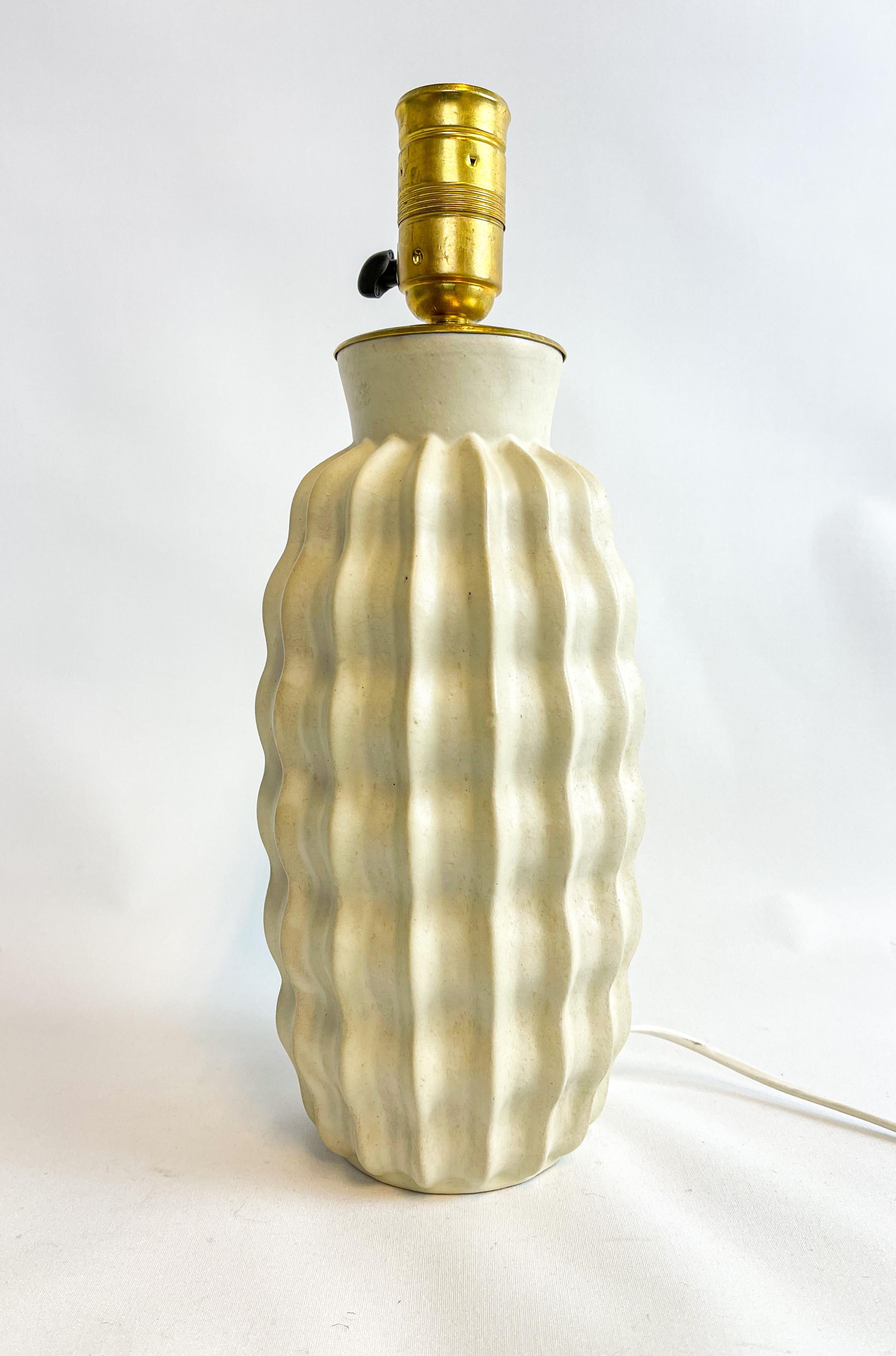 Milieu du XXe siècle Lampe de bureau organique en céramique Art Déco par Upsala Ekeby, Suède en vente