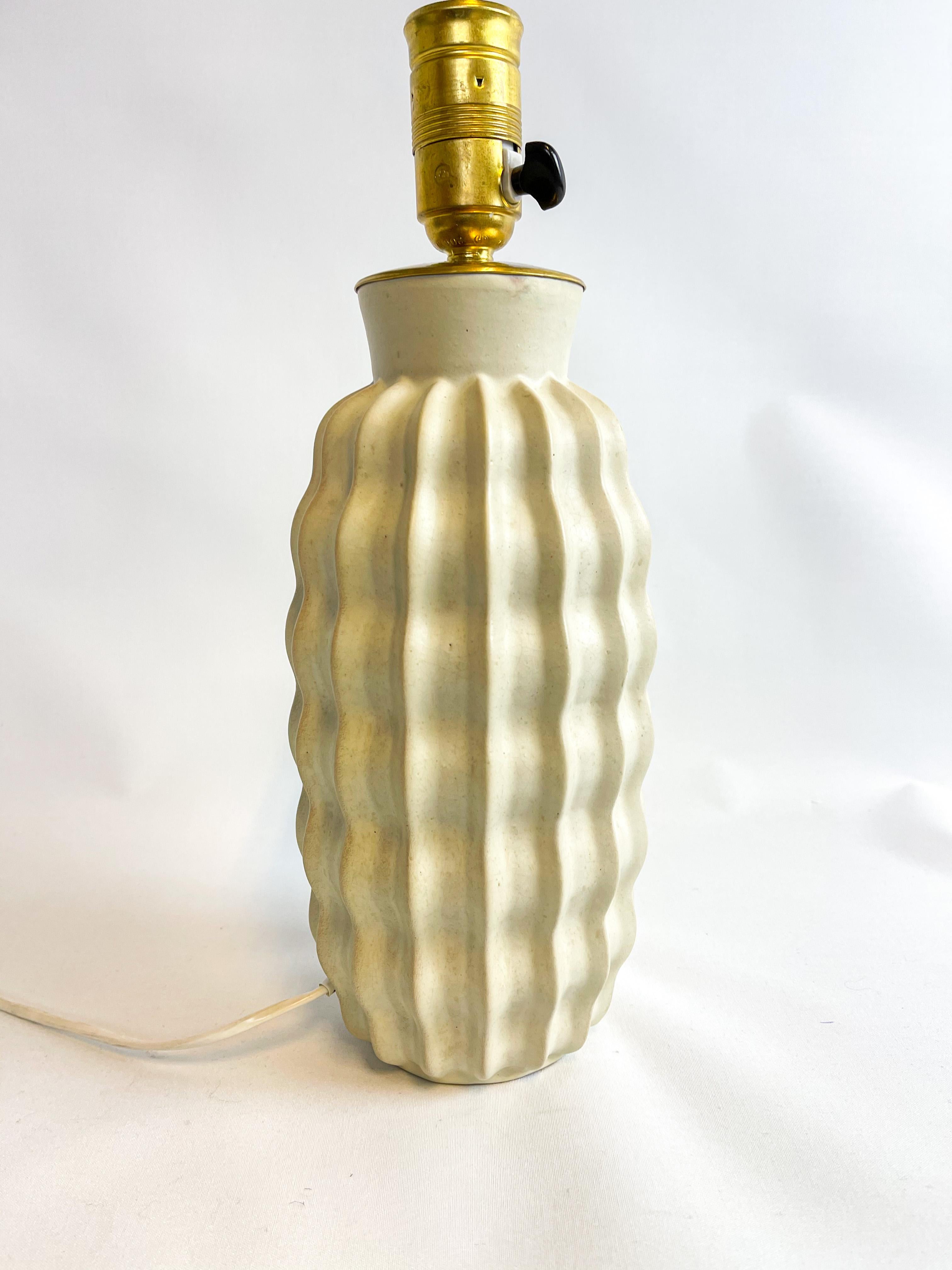 Laiton Lampe de bureau organique en céramique Art Déco par Upsala Ekeby, Suède en vente