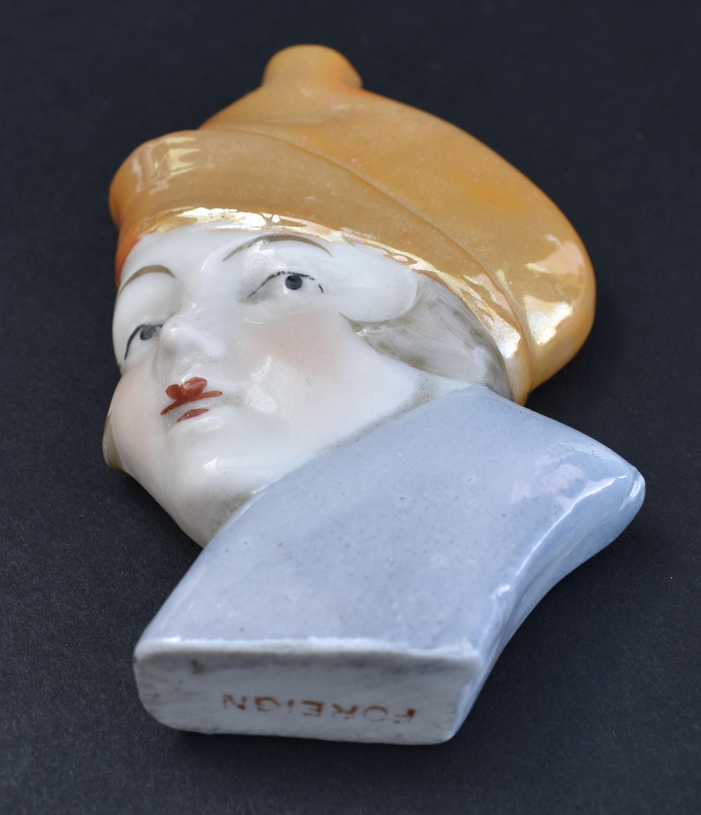 Anglais Flacon de parfum Art Déco en céramique, vers 1930 en vente