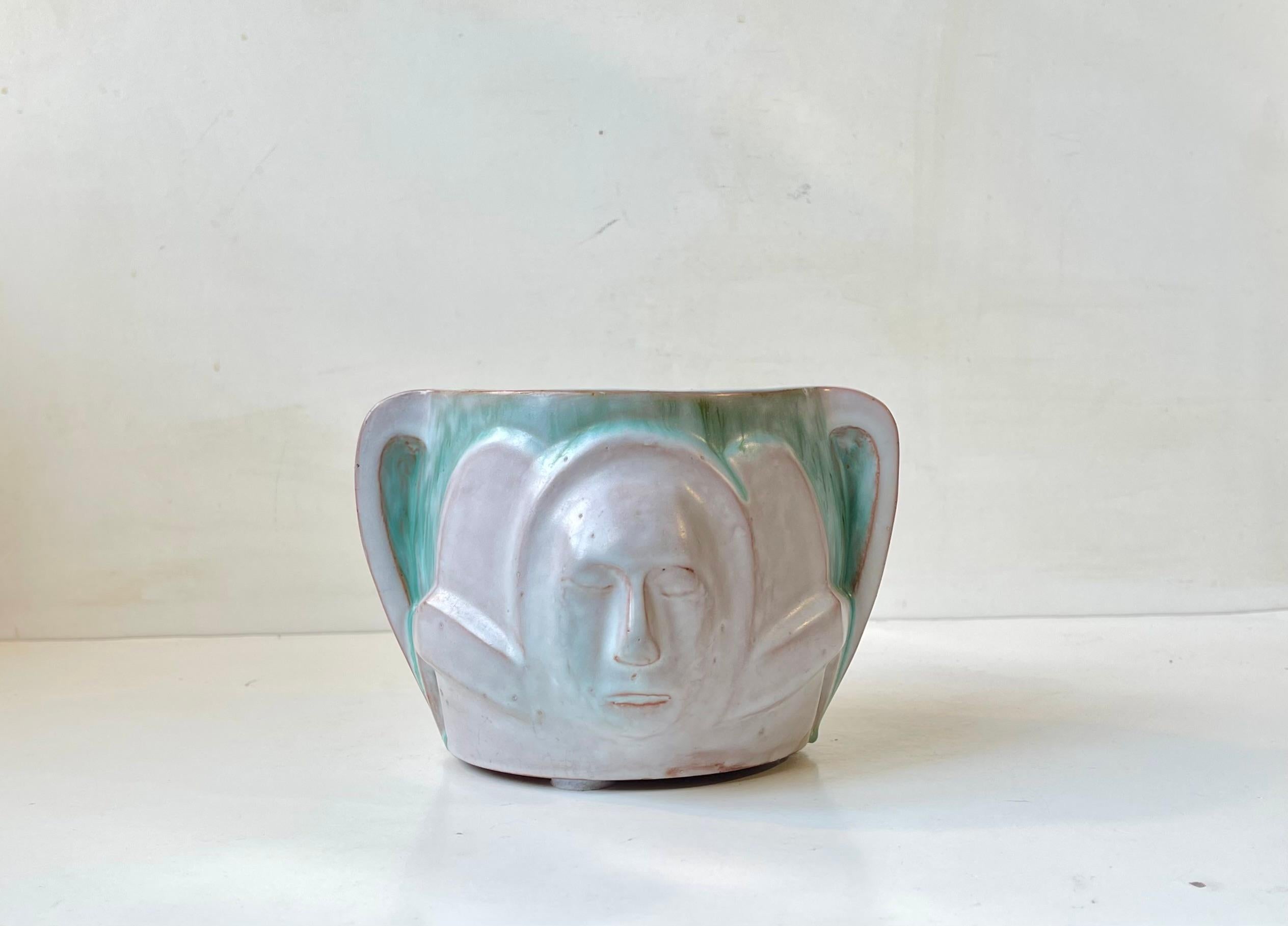 Art Déco Fioriera in ceramica Art Deco con facce smaltate di Hansen in vendita