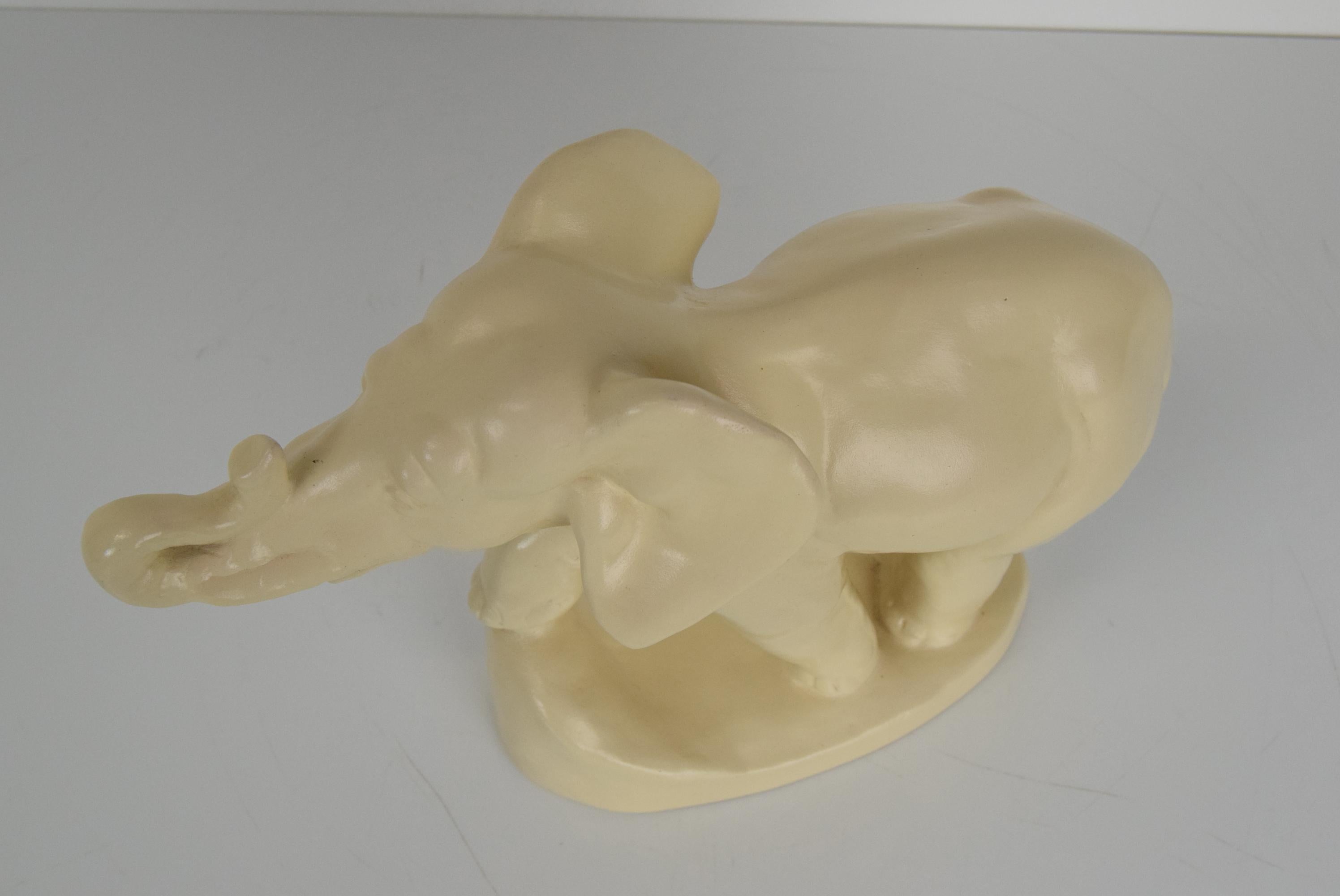 Escultura de cerámica Art Decó Elefante, Checoslovaquia, años 30 en venta 6