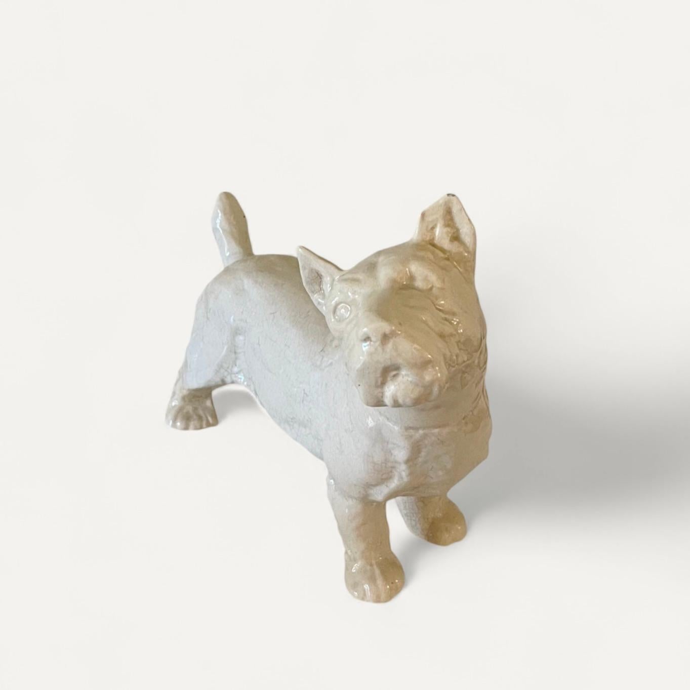 Une délicieuse sculpture Art Déco d'un Terrier avec une oreille mâchouillée, sculptée à dessein.

