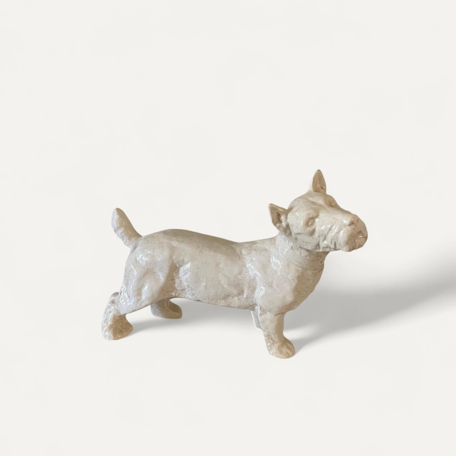 Milieu du XXe siècle Sculpture en céramique Art Déco d'un chien Terrier circa 1930 en vente