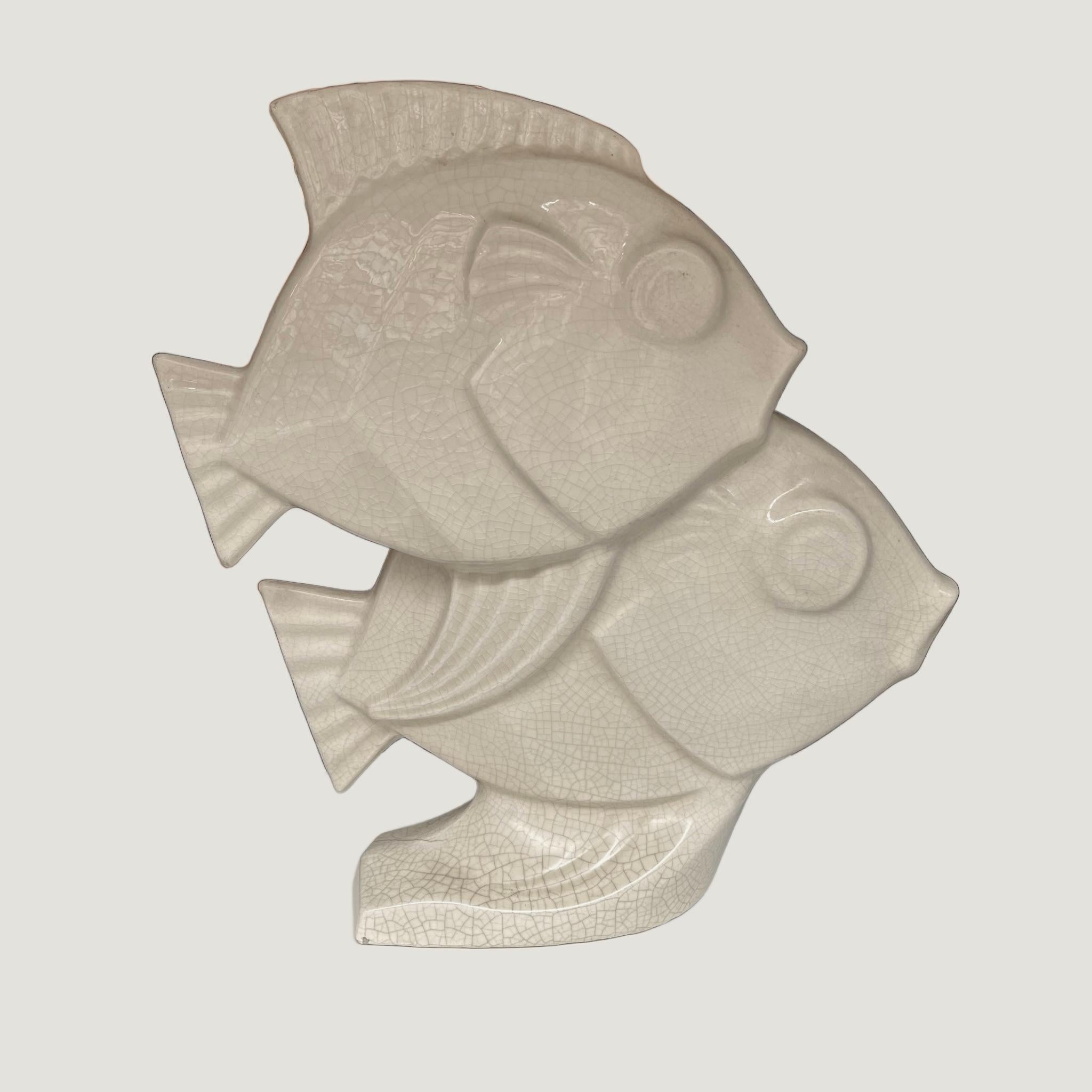 Une céramique Art déco  groupe de poissons nageurs attribué à LEJAN.
Dimensions de la céramique plus grande : Hauteur 35 cm Largeur 27 cm
Dimensions de la céramique plus petite Hauteur 27cm largeur 27cm
