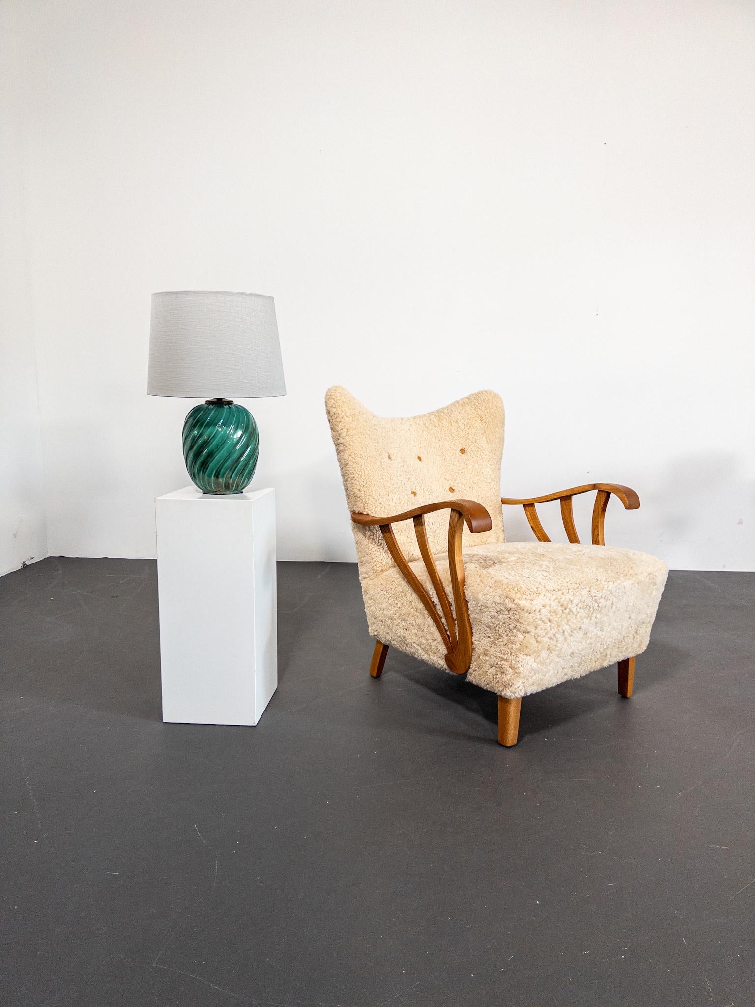 Una straordinaria lampada da tavolo in ceramica svedese moderna disegnata dalla famosa Anna-Lisa Thomson per Upsala Ekeby. Realizzato negli anni '30, questo pezzo scultoreo presenta una splendida forma Art Deco con un ricco smalto verde che aggiunge
