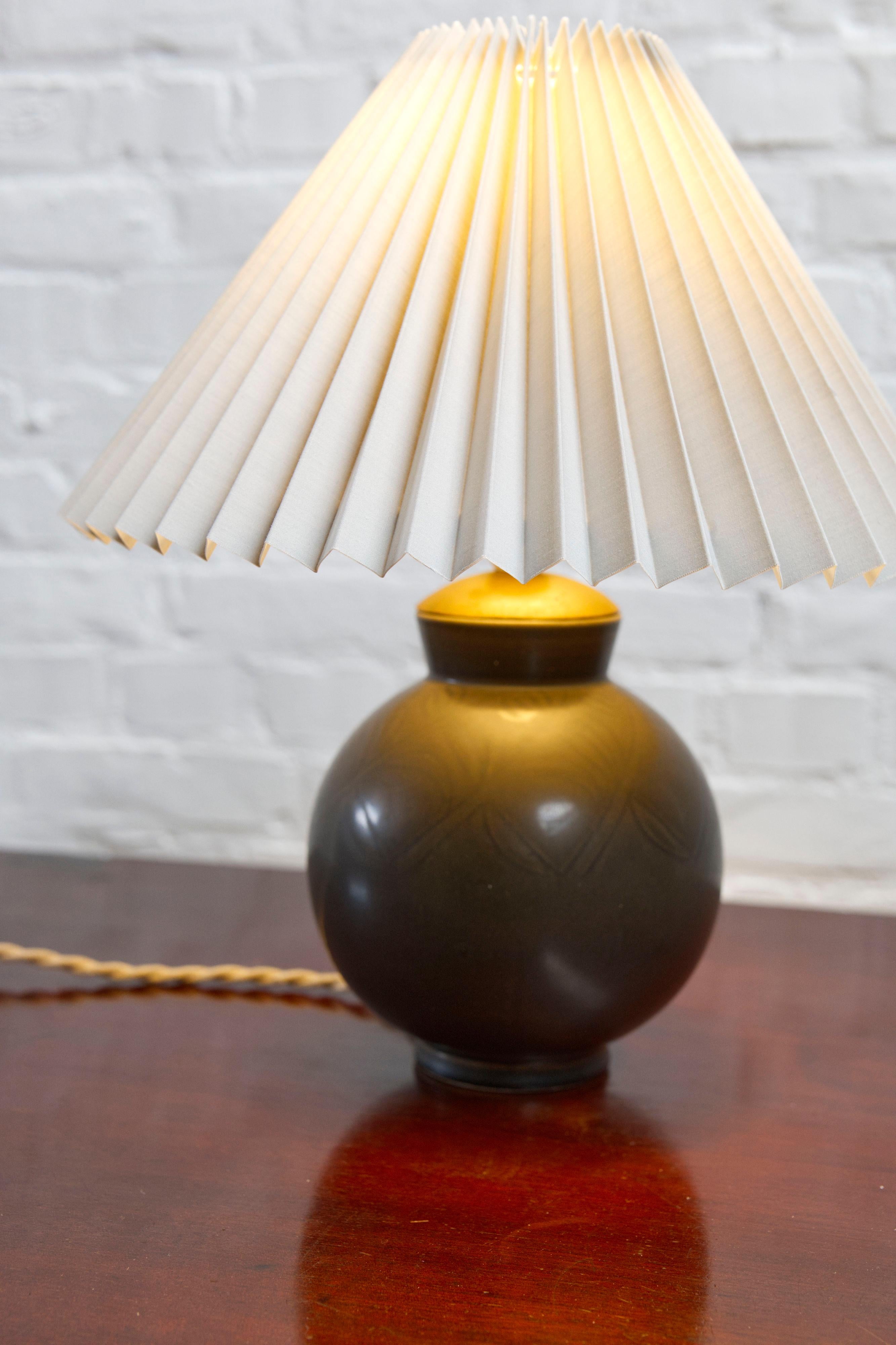 Lámpara de sobremesa de cerámica Art Déco de Nils Thorsson para Aluminia Royal Copenhagen, 1950 en venta 2