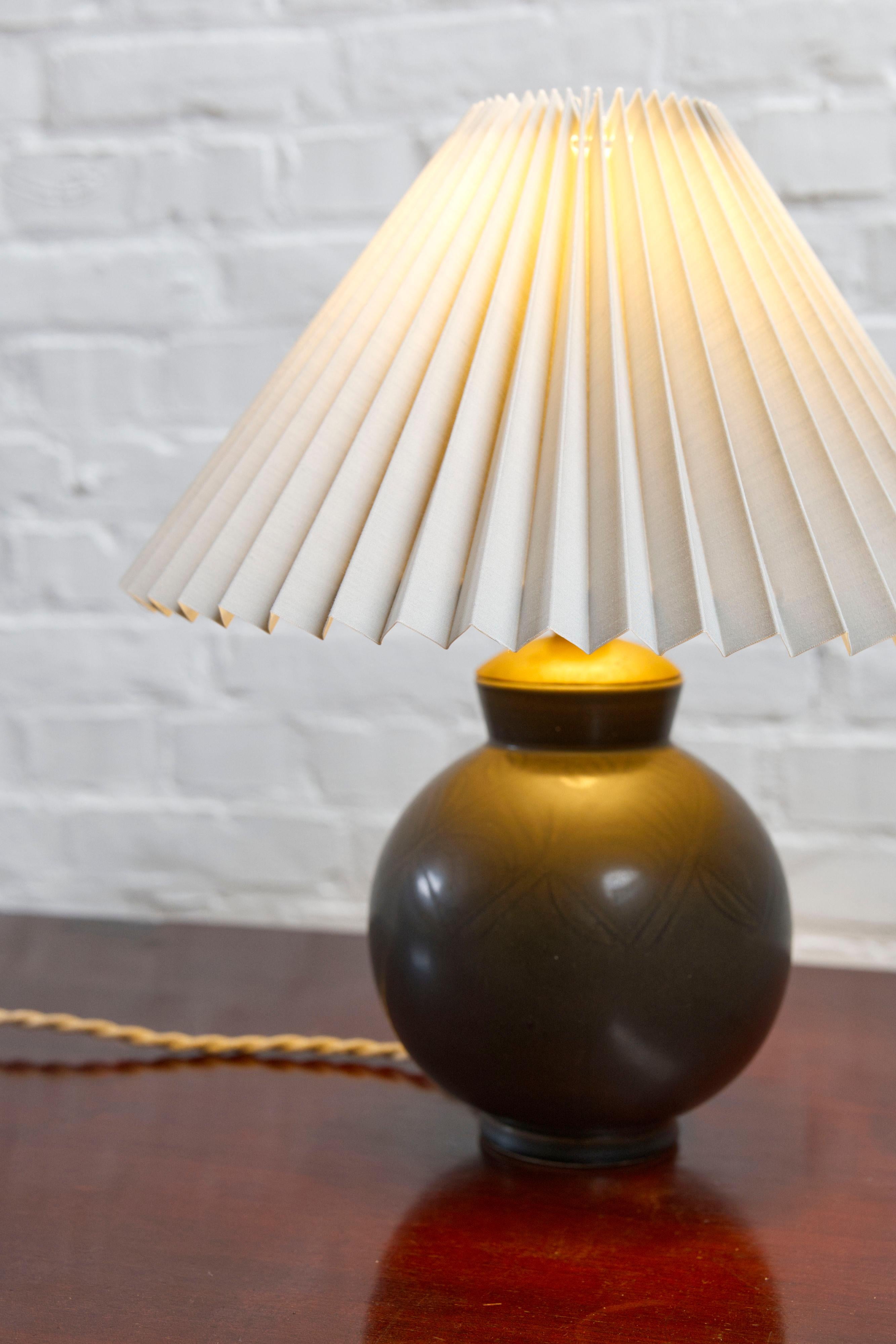 Lámpara de sobremesa de cerámica Art Déco de Nils Thorsson para Aluminia Royal Copenhagen, 1950 en venta 3