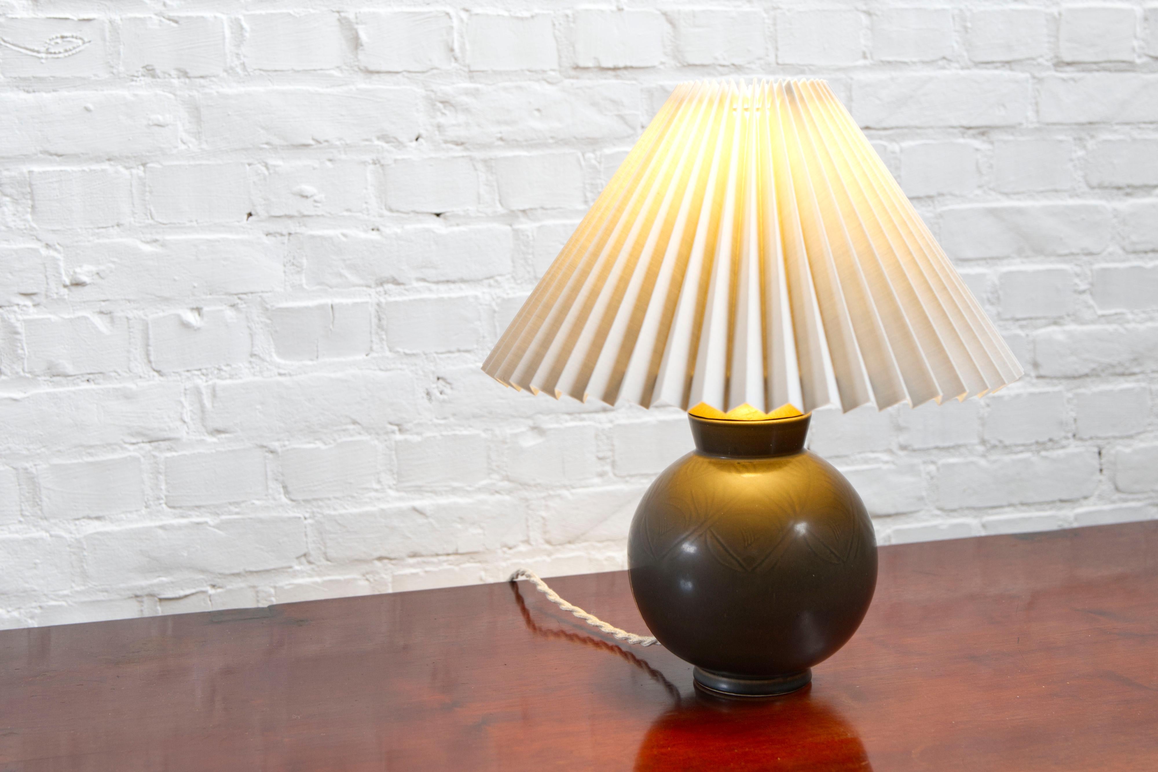 Lámpara de sobremesa de cerámica Art Déco de Nils Thorsson para Aluminia Royal Copenhagen, 1950 en venta 4
