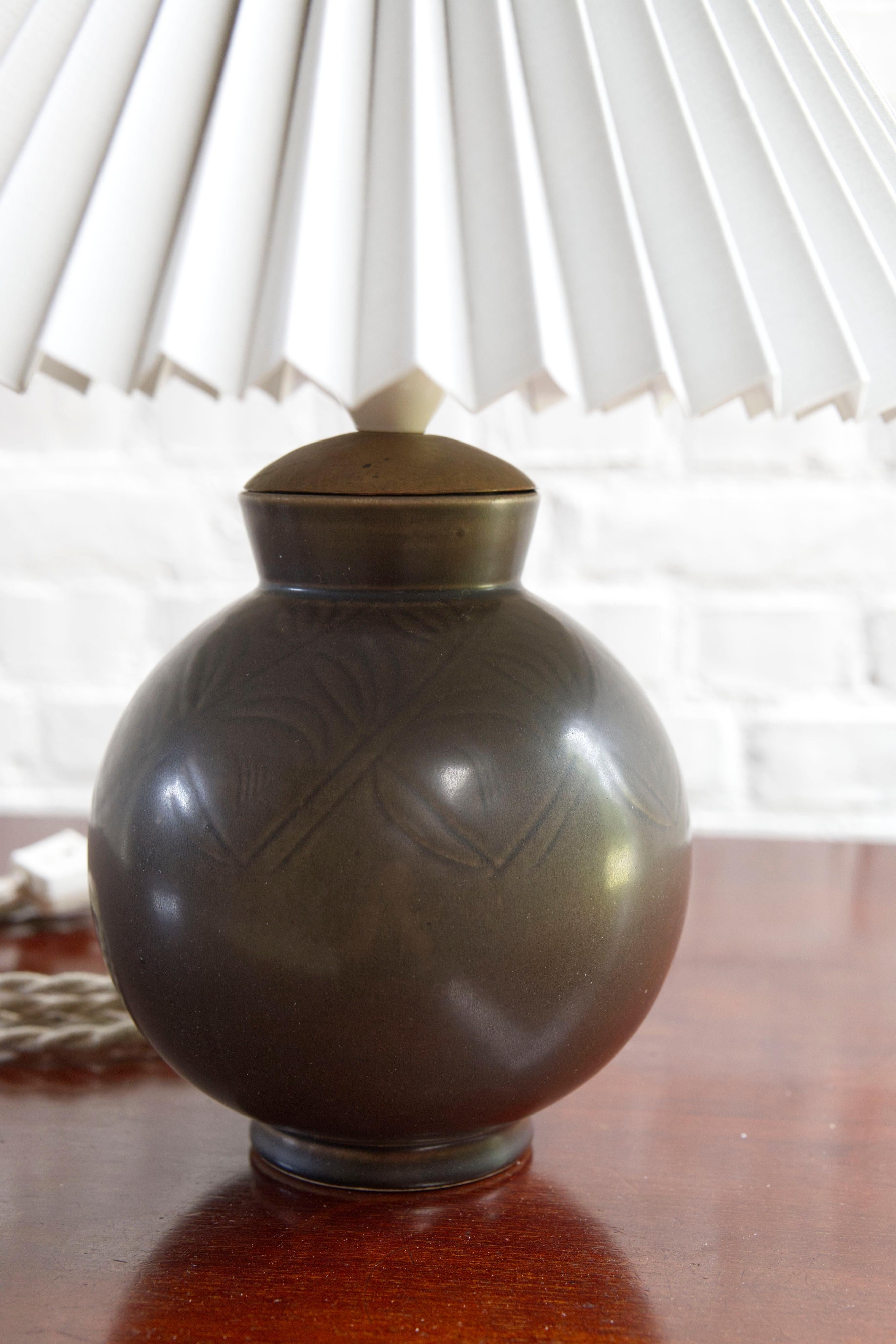 Lámpara de sobremesa de cerámica Art Déco de Nils Thorsson para Aluminia Royal Copenhagen, 1950 Art Decó en venta