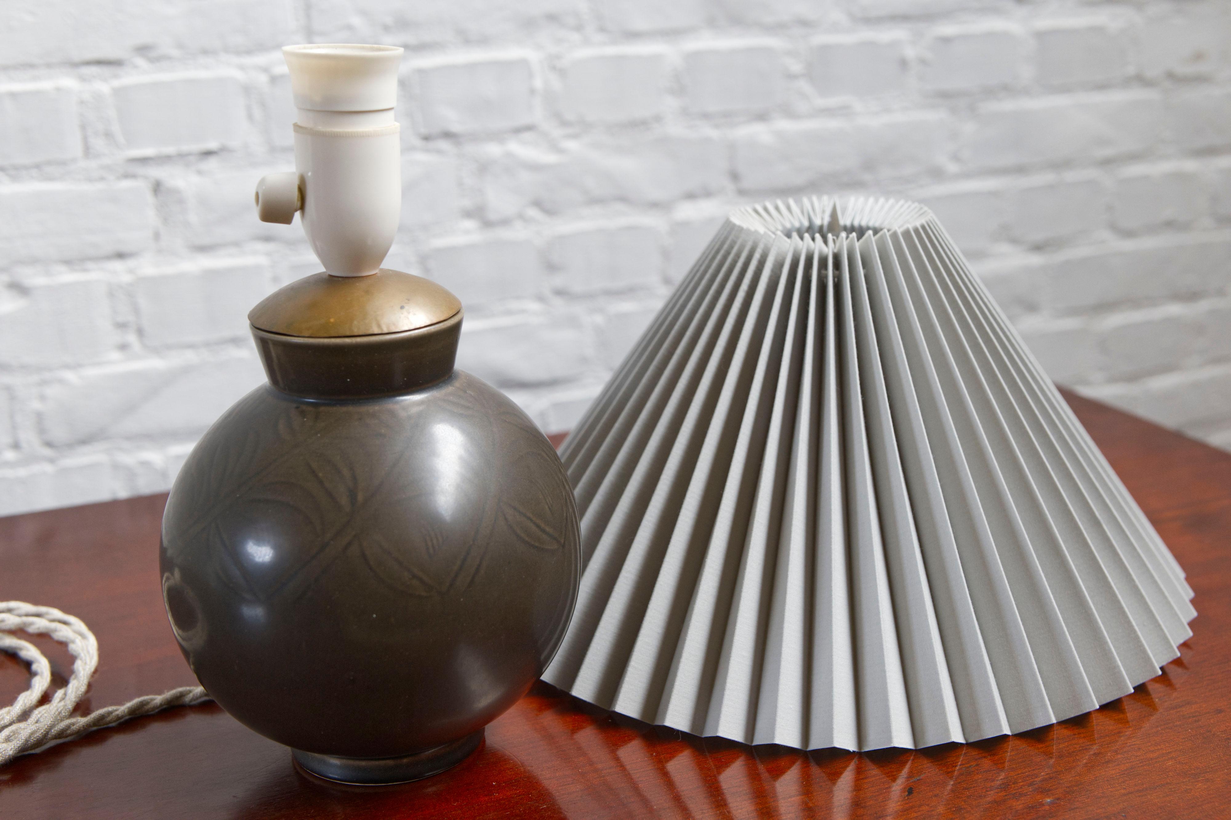 Lámpara de sobremesa de cerámica Art Déco de Nils Thorsson para Aluminia Royal Copenhagen, 1950 Cerámico en venta