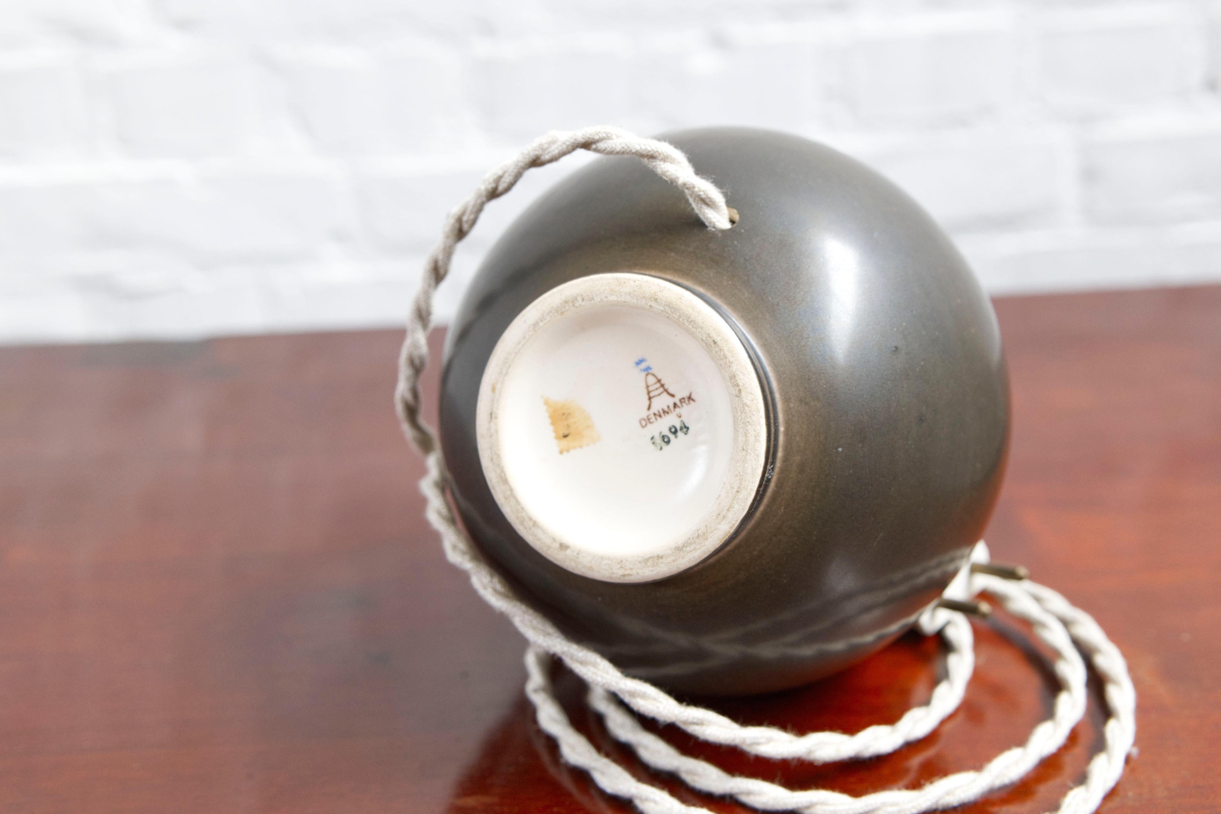 Lámpara de sobremesa de cerámica Art Déco de Nils Thorsson para Aluminia Royal Copenhagen, 1950 en venta 1