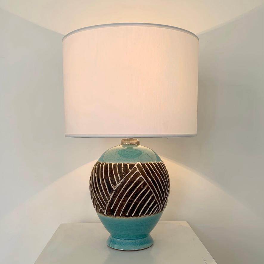 Belle lampe de table Art Deco circa 1930, France.
Céramique émaillée bleue, brune et blanche.
Remise à neuf pour une utilisation US ou Eur, nouvel abat-jour en tissu blanc.
Dimensions : 38 cm de hauteur, 25 cm de diamètre : 38 cm de hauteur, 25 cm