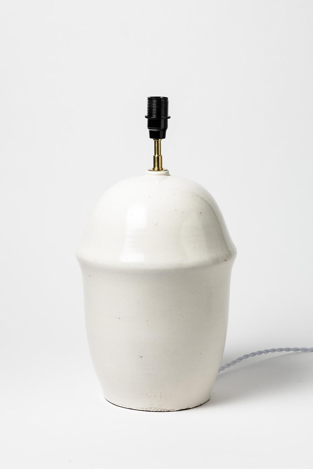 Français Lampe de bureau en céramique Art Déco couleur poterie blanche dans le style de Jean Besnard, 1930 en vente