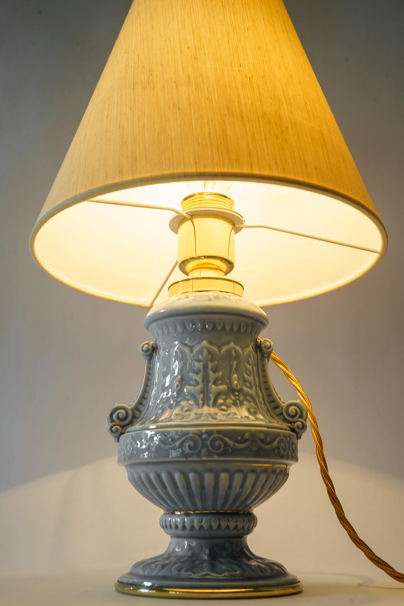 Lampe de table Art Déco en céramique avec abat-jour en tissu viennois, années 1930 en vente 3