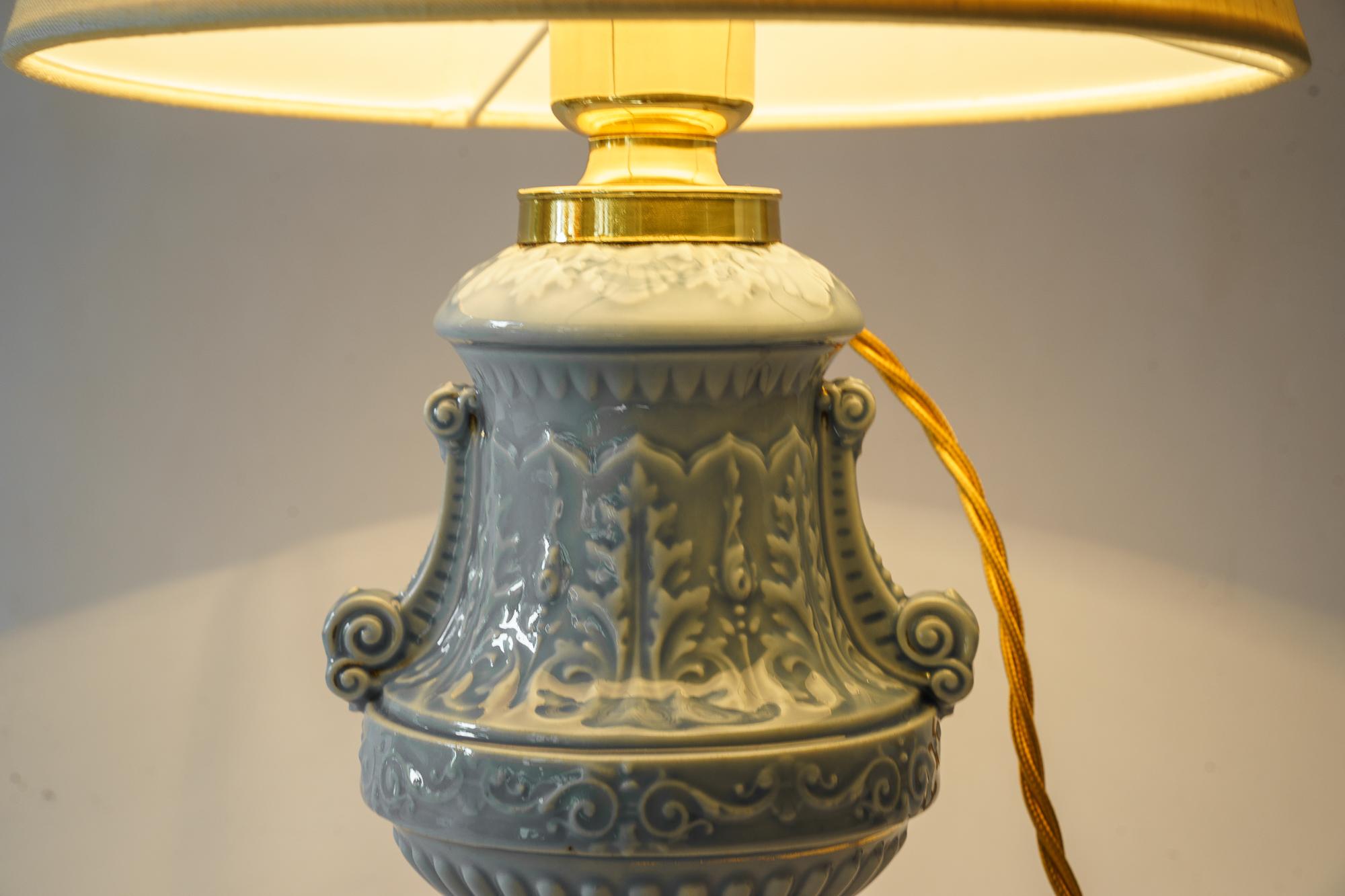 Lampe de table Art Déco en céramique avec abat-jour en tissu viennois, années 1930 en vente 4