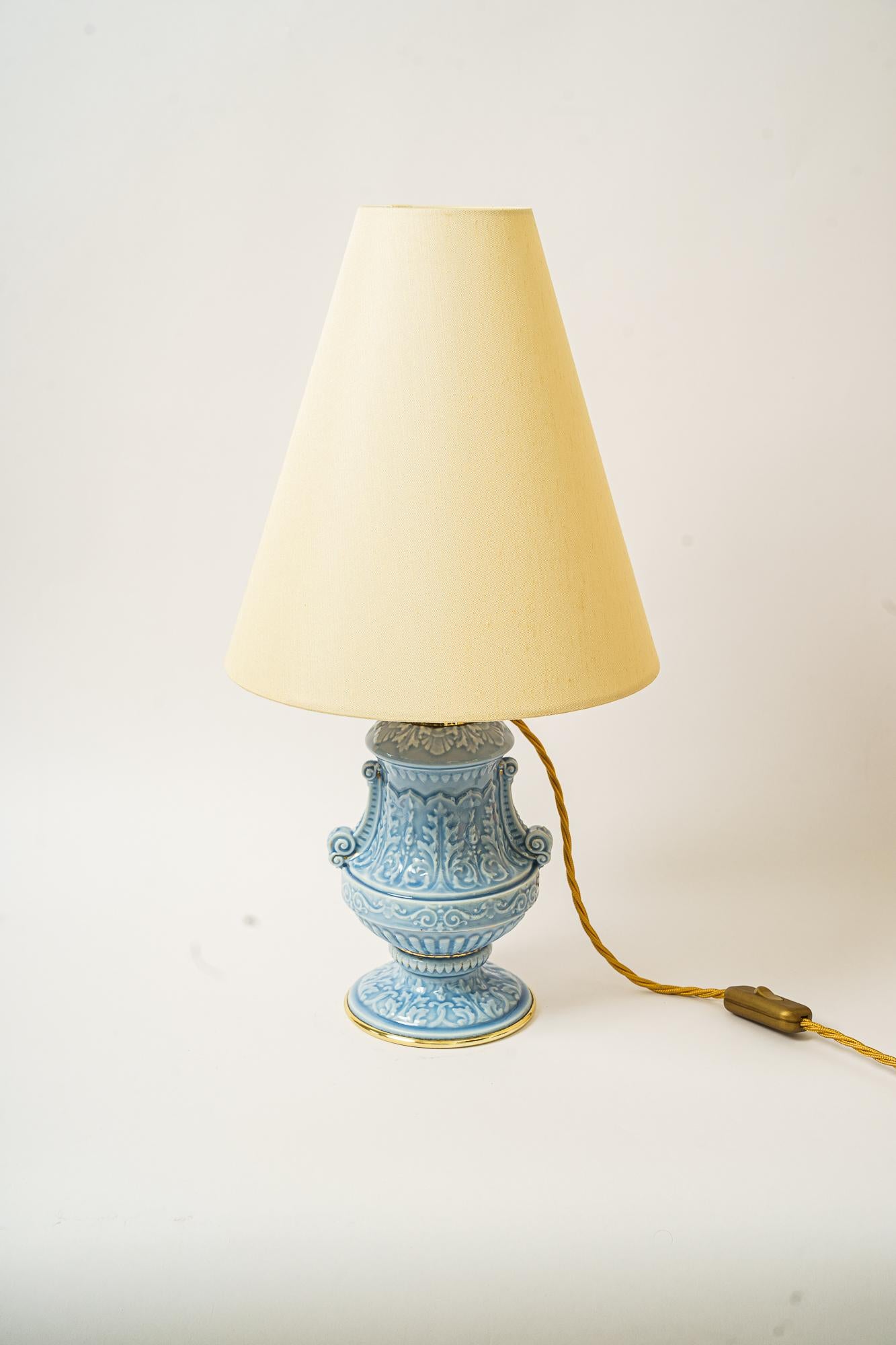 Art Deco Lampe de table en céramique avec abat-jour en tissu vienne vers les années 1930
Pièces en laiton polies et émaillées au four
La céramique est dans son état d'origine.
L'abat-jour en tissu est remplacé (neuf).