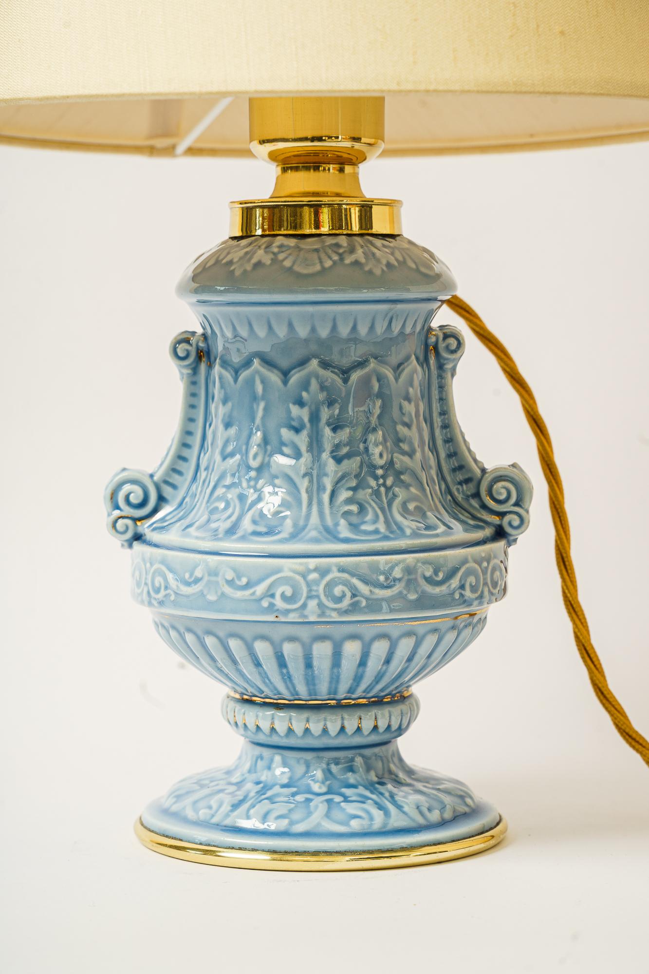 Autrichien Lampe de table Art Déco en céramique avec abat-jour en tissu viennois, années 1930 en vente