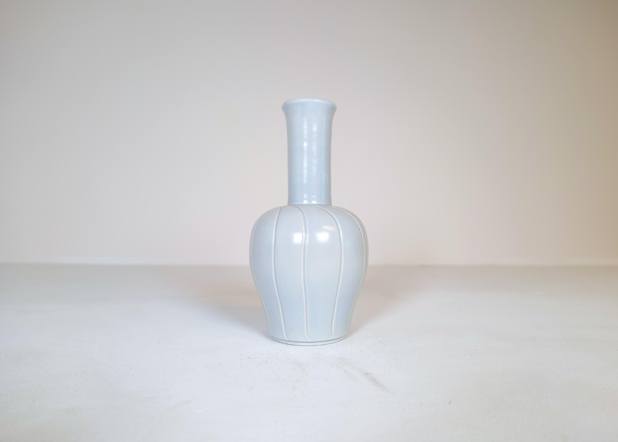 Wunderschöne Keramikvase, hergestellt in Schweden bei Bo Fajans und entworfen von Ewald Dahlskog im Jahr 1937.
Die wundervollen Wirbellinien und die skulpturale Form der Vase passen perfekt zu der herrlichen Glasur. 

Sehr guter Zustand.