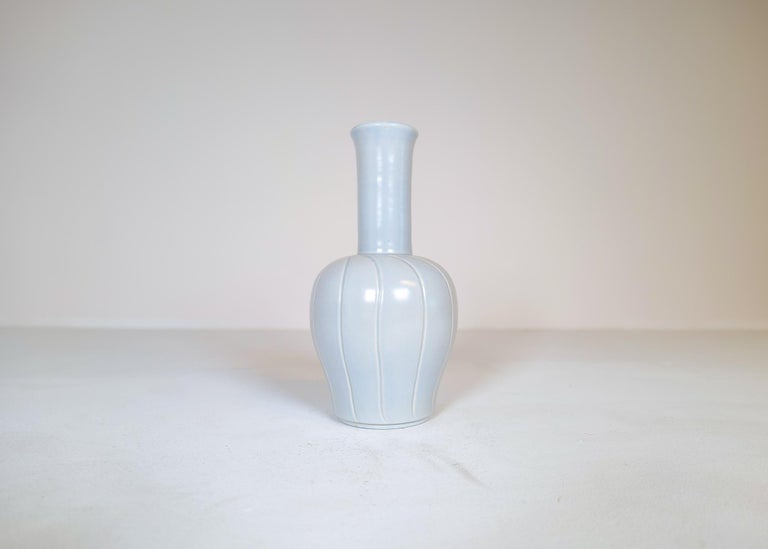 Wonderful ceramic vase manufactured in Sweden at Bo Fajans and designed by Ewald Dahlskog in 1937.
The wonderful swirl lines and sculpture shape of the vase goes perfect with the wonderful glaze. 

Very good condition. 

Dimensions: H 27, D 14