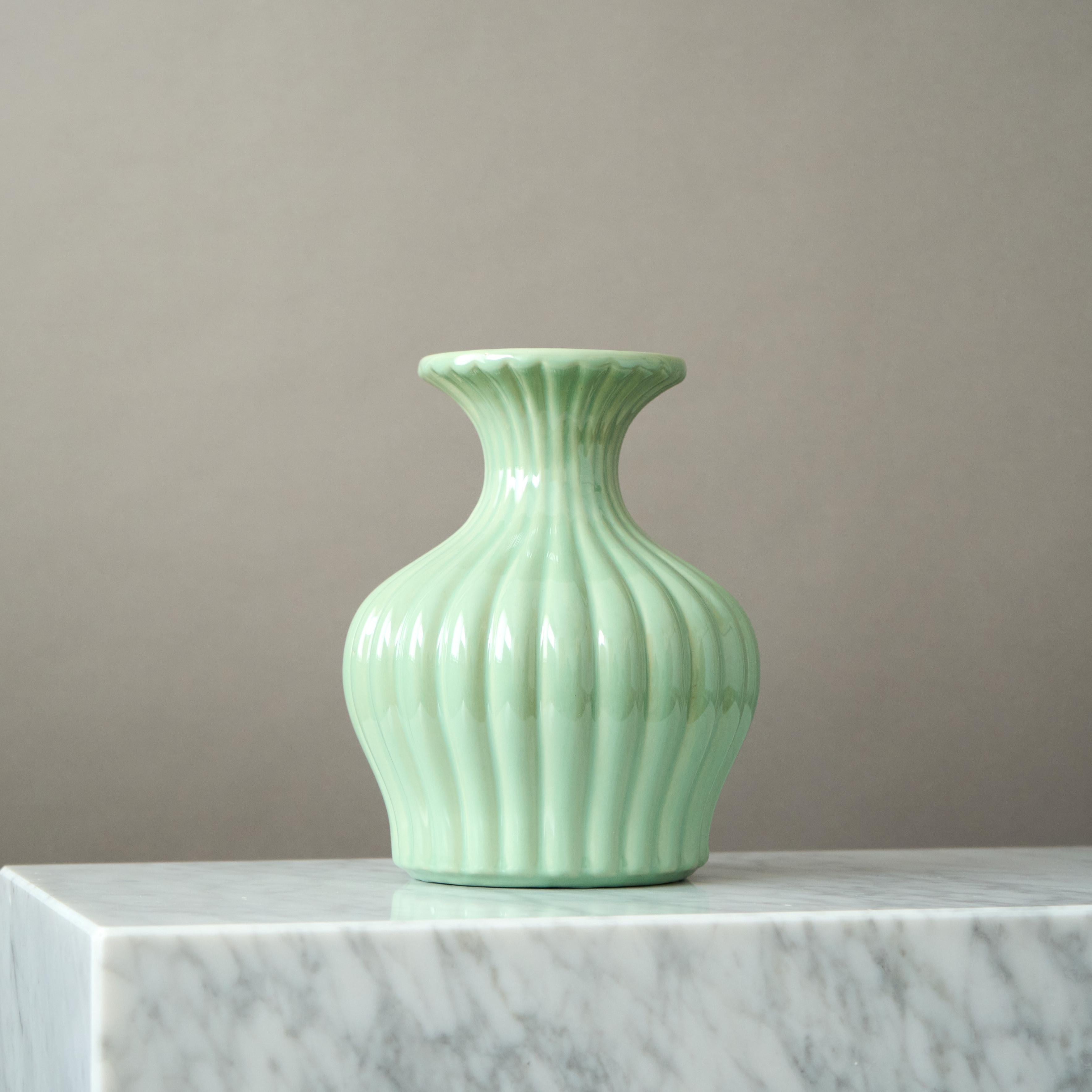 Un magnifique vase Art Déco cannelé avec une étonnante glaçure céladon. 
Conçu par Ewald Dahlskog pour Bo Fajans (Bobergs Fajansfabrik), Suède. 

Excellent état. 
Signature imprimée 
