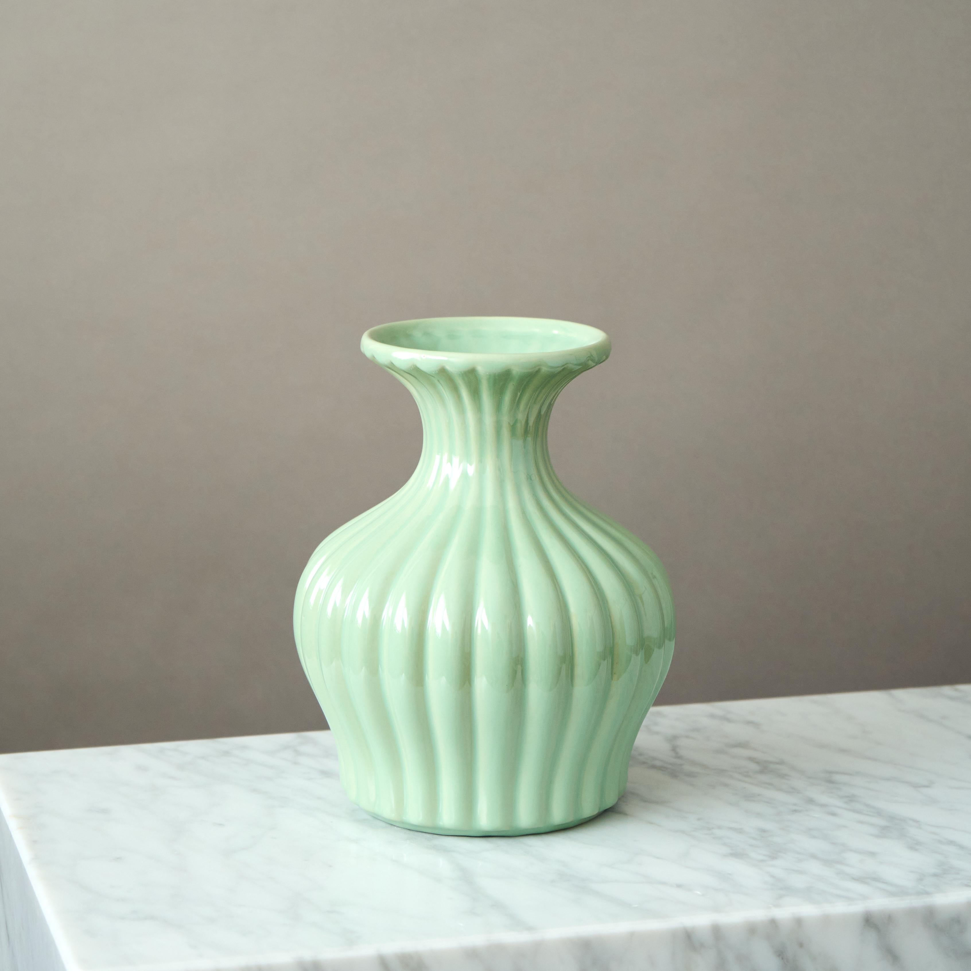 Scandinave moderne Vase Art déco en céramique d'Ewald Dahlskog, Bo Fajans, Suède, années 1930. Greene & Greene en vente