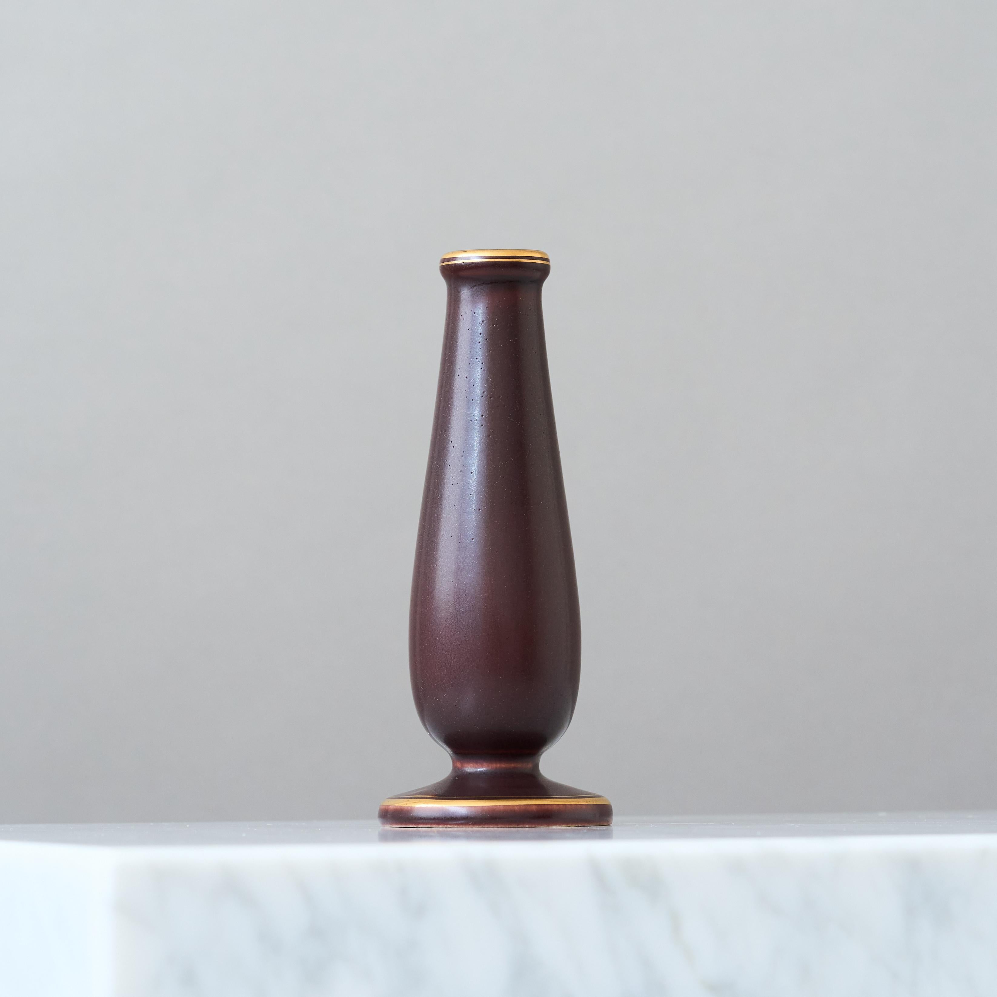 Un bellissimo vaso in ceramica art déco. Smalto sorprendente con dettagli in oro dipinti a mano.
Disegnato da Gunnar Nylund per Rörstrand, Svezia, anni '30.

Ottime condizioni. Nessuna scheggiatura, crepa o screpolatura.
Timbro con marchio del