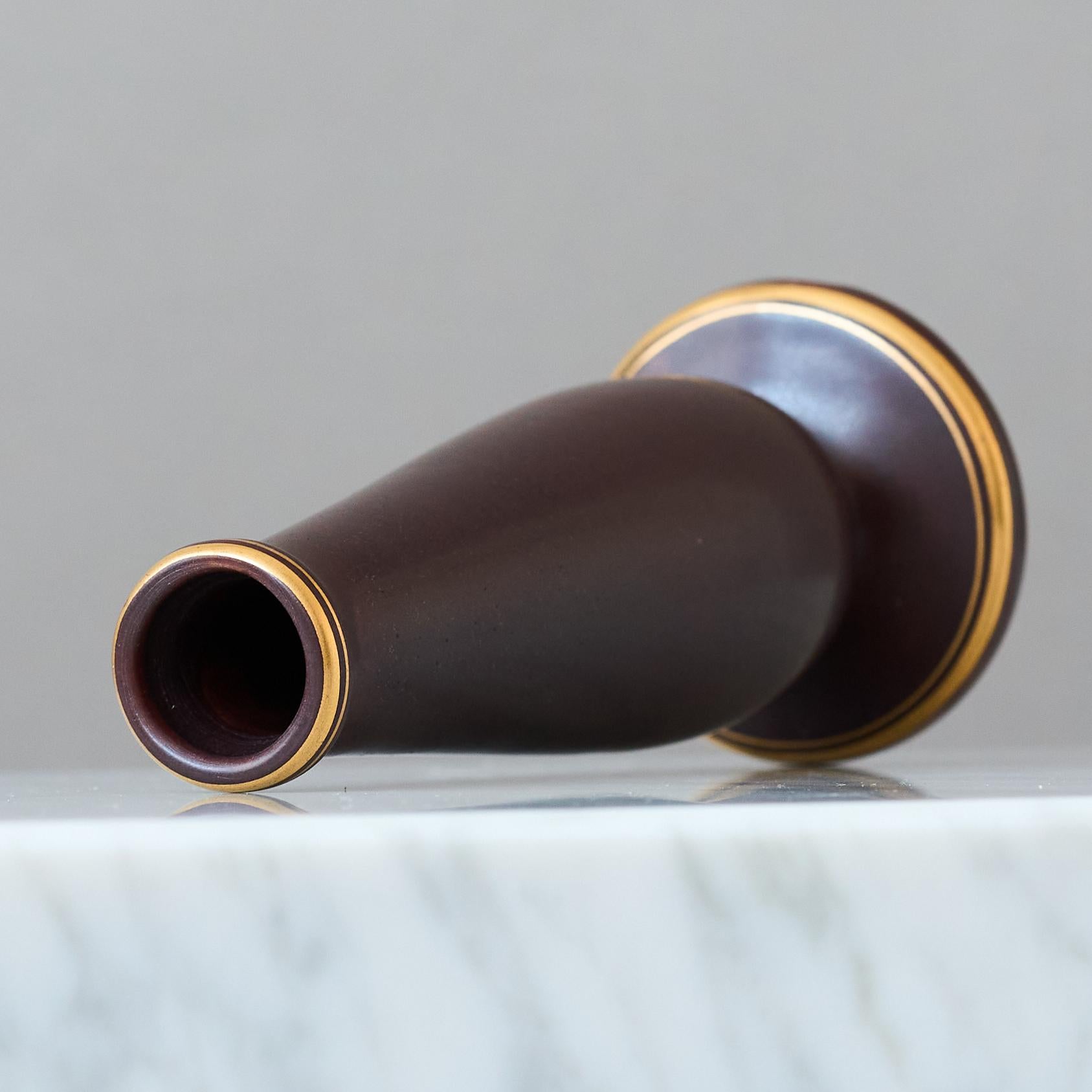 Svedese Vaso in ceramica Art Deco di Gunnar Nylund. Rorstrand, Svezia, anni '1930. Oro marrone. in vendita