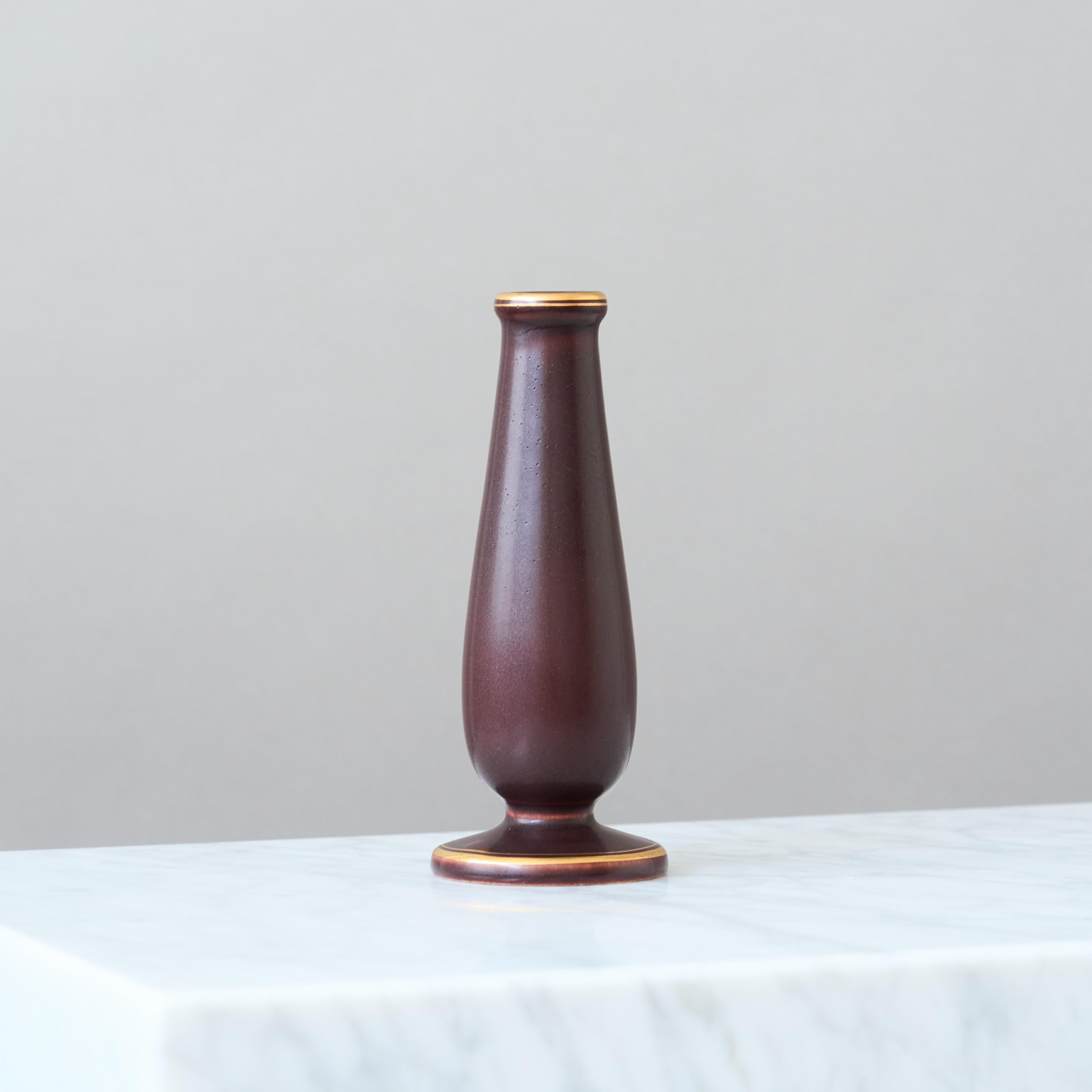 Dipinto a mano Vaso in ceramica Art Deco di Gunnar Nylund. Rorstrand, Svezia, anni '1930. Oro marrone. in vendita