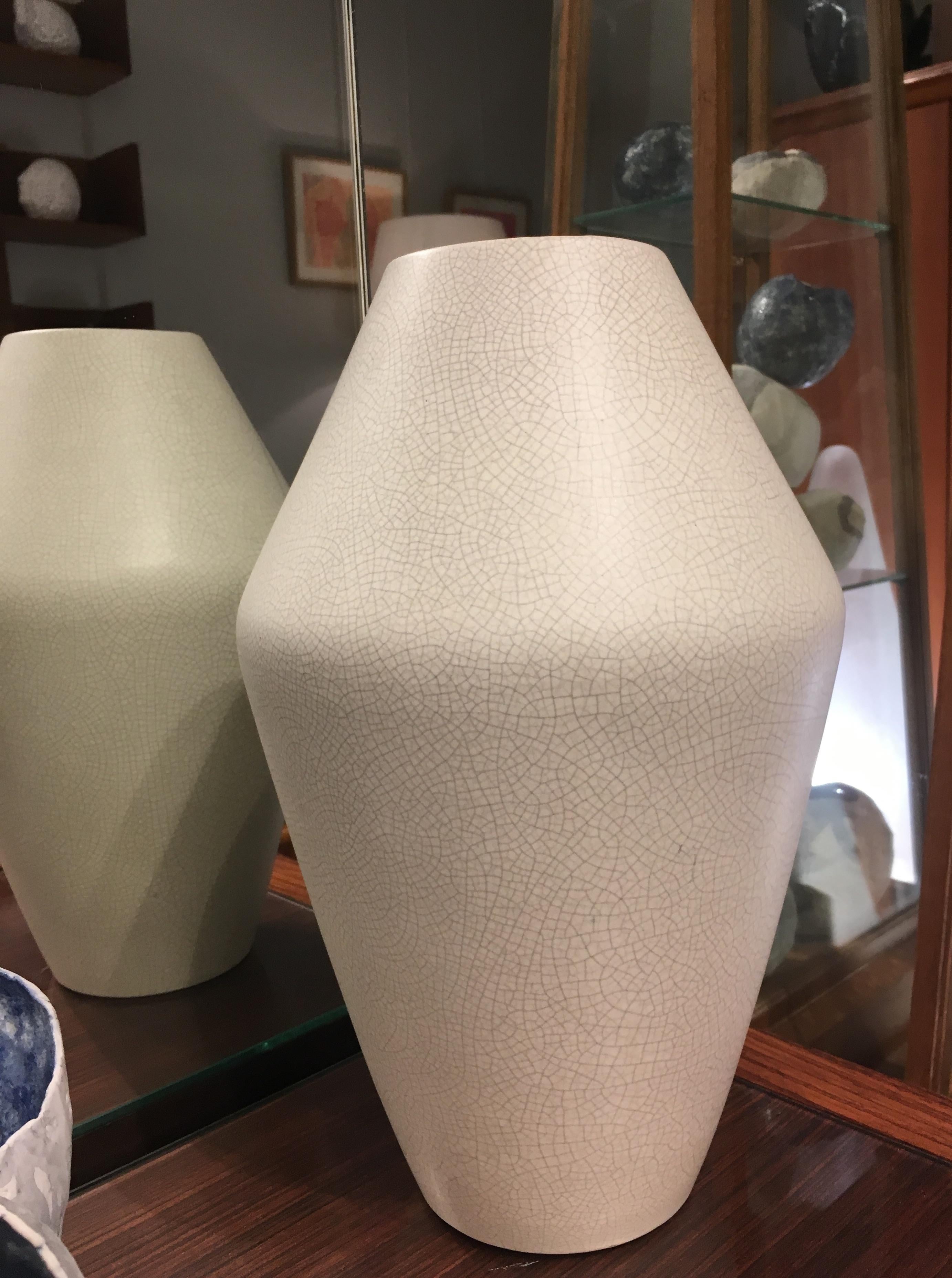 Très rare vase minimaliste en céramique Art Déco de la célèbre faïencerie 