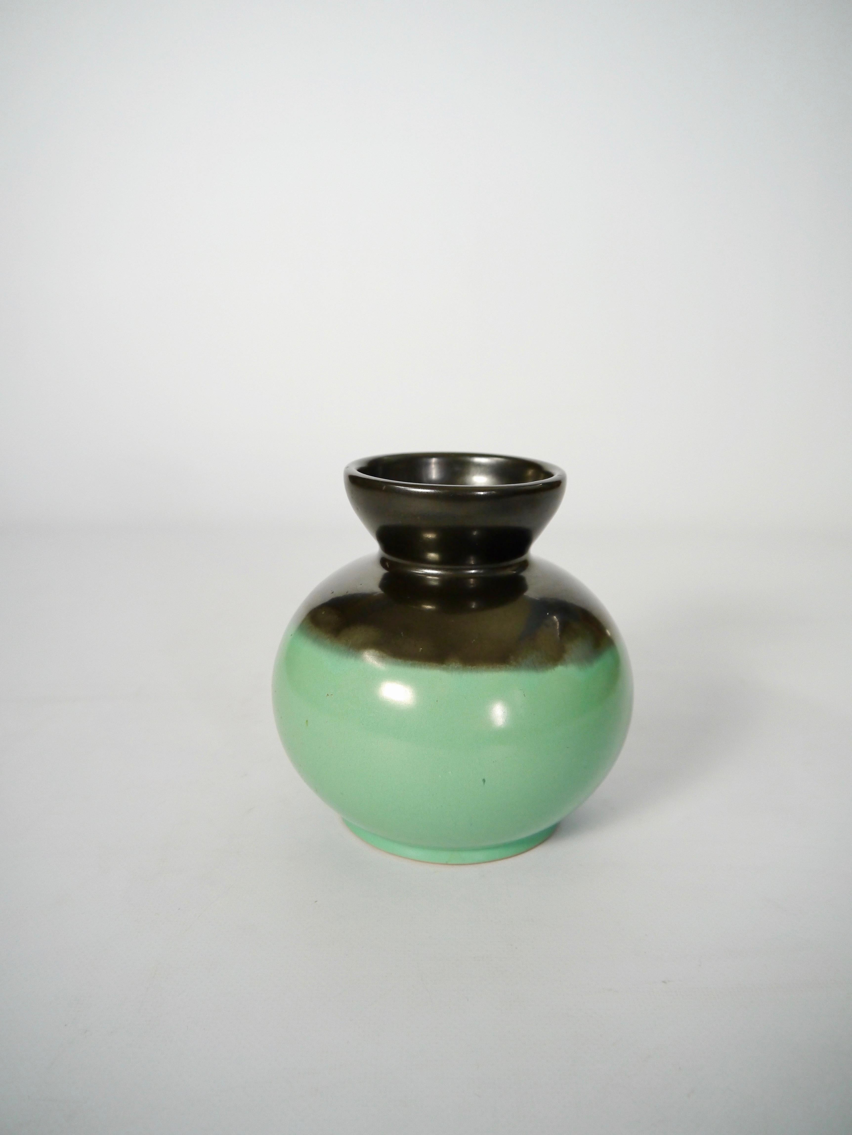 Beautifully simple and clean shapes and color scheme on this 1930s Upsala-Ekeby vase. Art Deco-colors and glaze meets the more austere esthetics of the Scandinavian modernism.