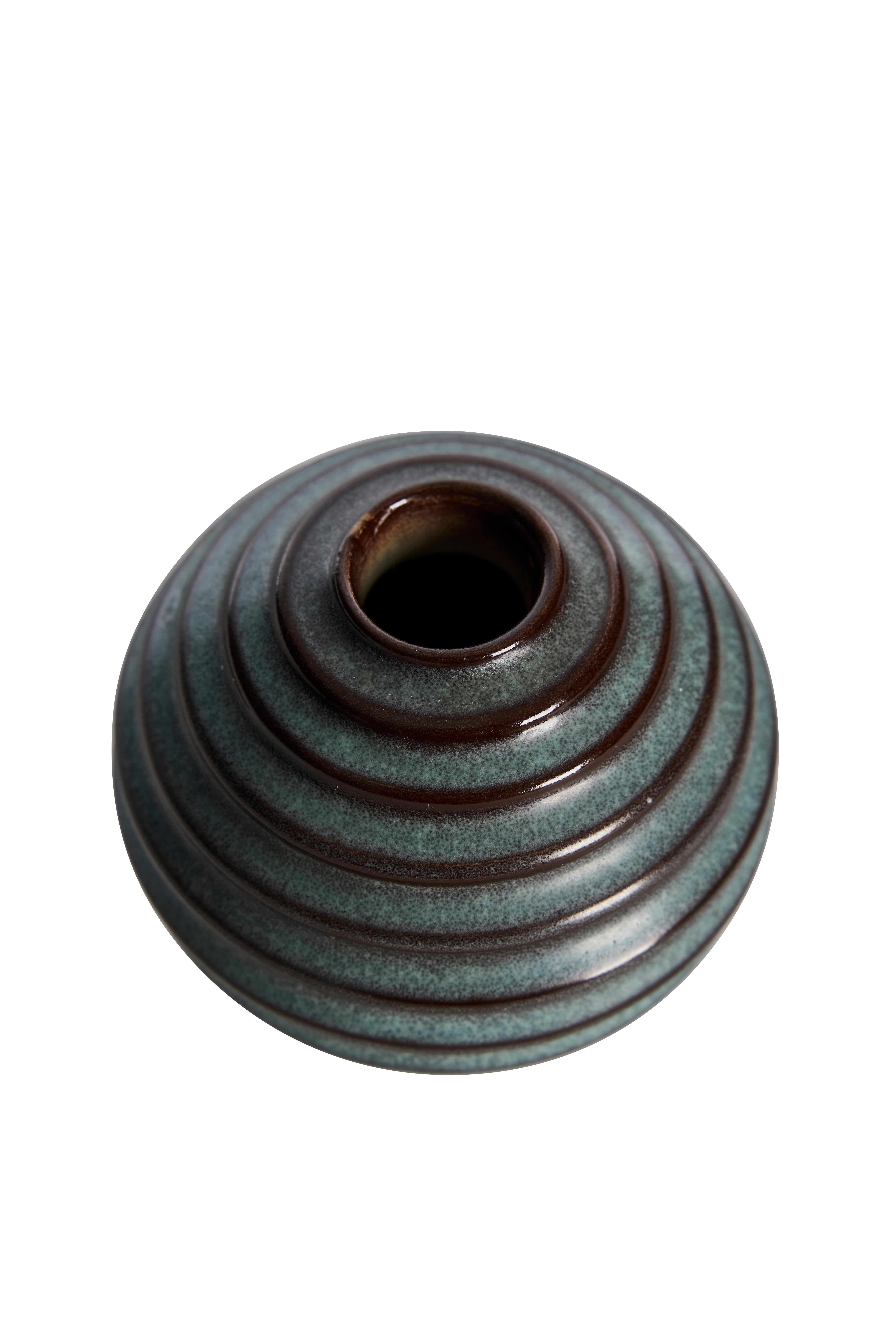 Un étonnant vase en céramique Art déco conçu par Ewald Dahlskog pour Bo Fajans, Suède, vers les années 1930. Ce vase sculptural en forme de globe présente une forme étagée et nervurée qui illustre parfaitement l'esthétique épurée de l'époque. La