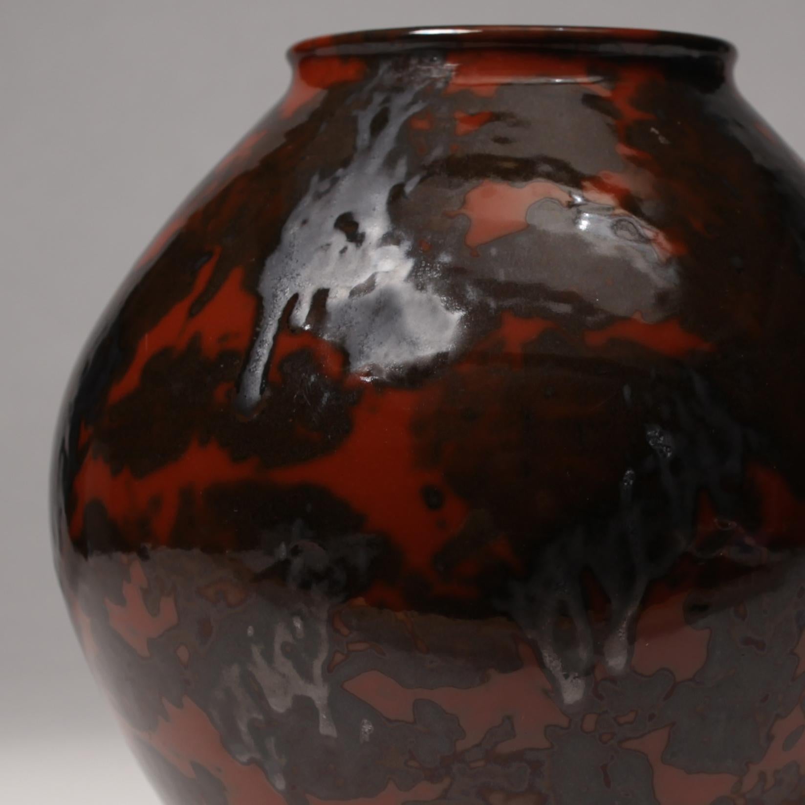 Bulbous Art Deco vase with signature brick red and metallic black glaze produced by Dutch manufacturer Eskaf, circa 1930.
 
