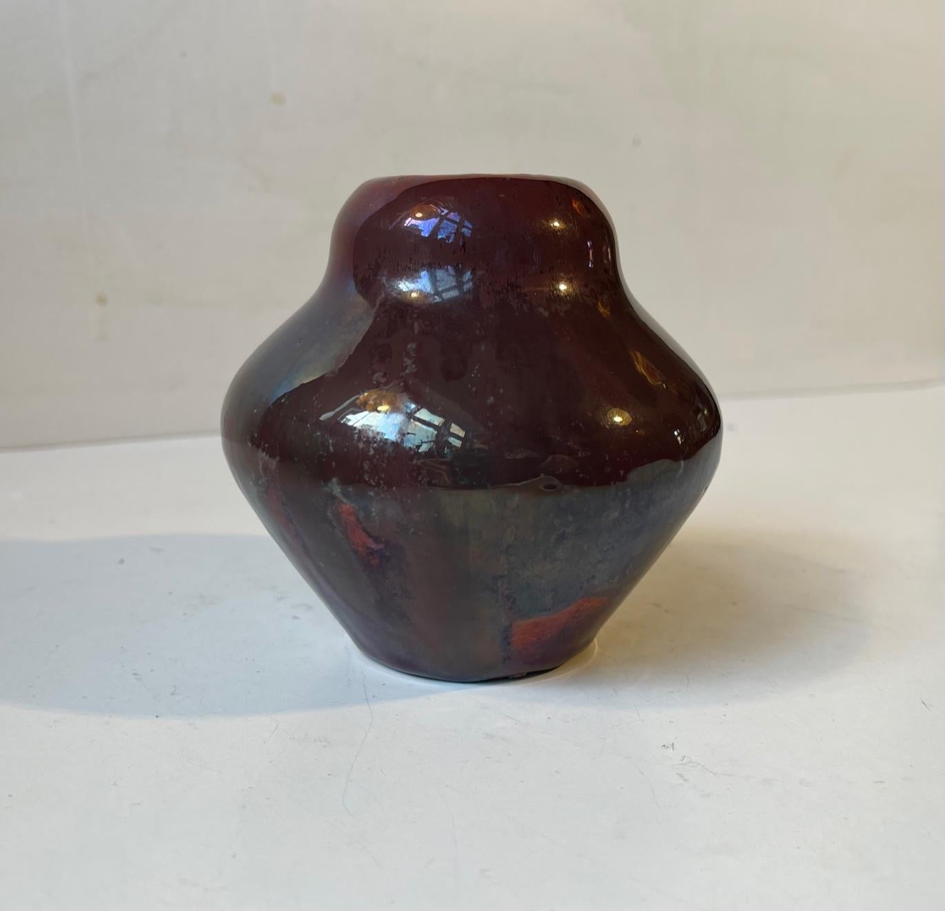 Keramikvase des dänischen Keramikers Soren Kongstrand. Es ist ein Einzelstück und stammt aus der Zeit um 1935. Eksperimentelle Glasur: metallische/kupferbasierte Glanzglasuren, die gebrannt und während des künstlerischen Prozesses mehrmals