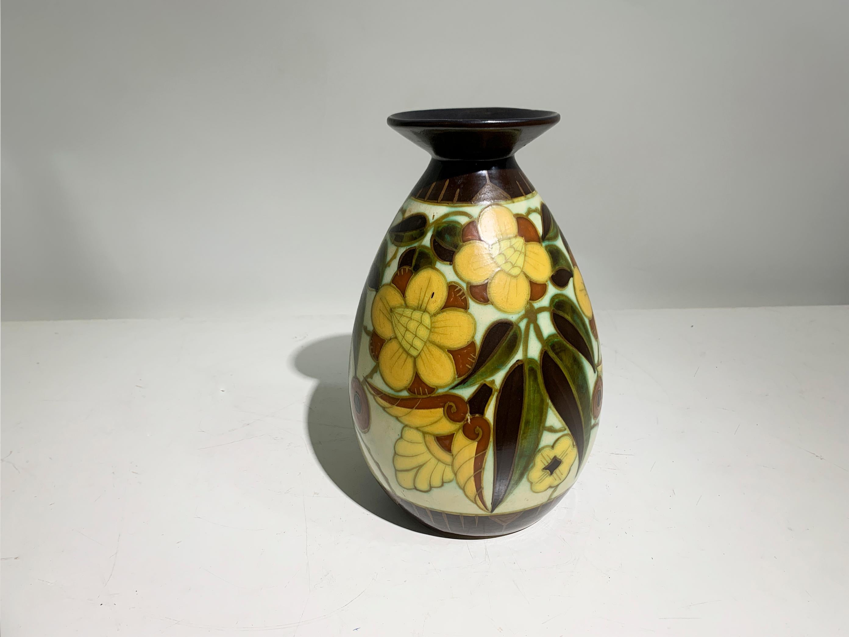 Vaso in ceramica Keramis decorato con fiori e volute stilizzate, marchio di fabbrica stampato, firmato KERAMIS (Charles Catteau for Boch Freres Keramis) con numeri D.184



