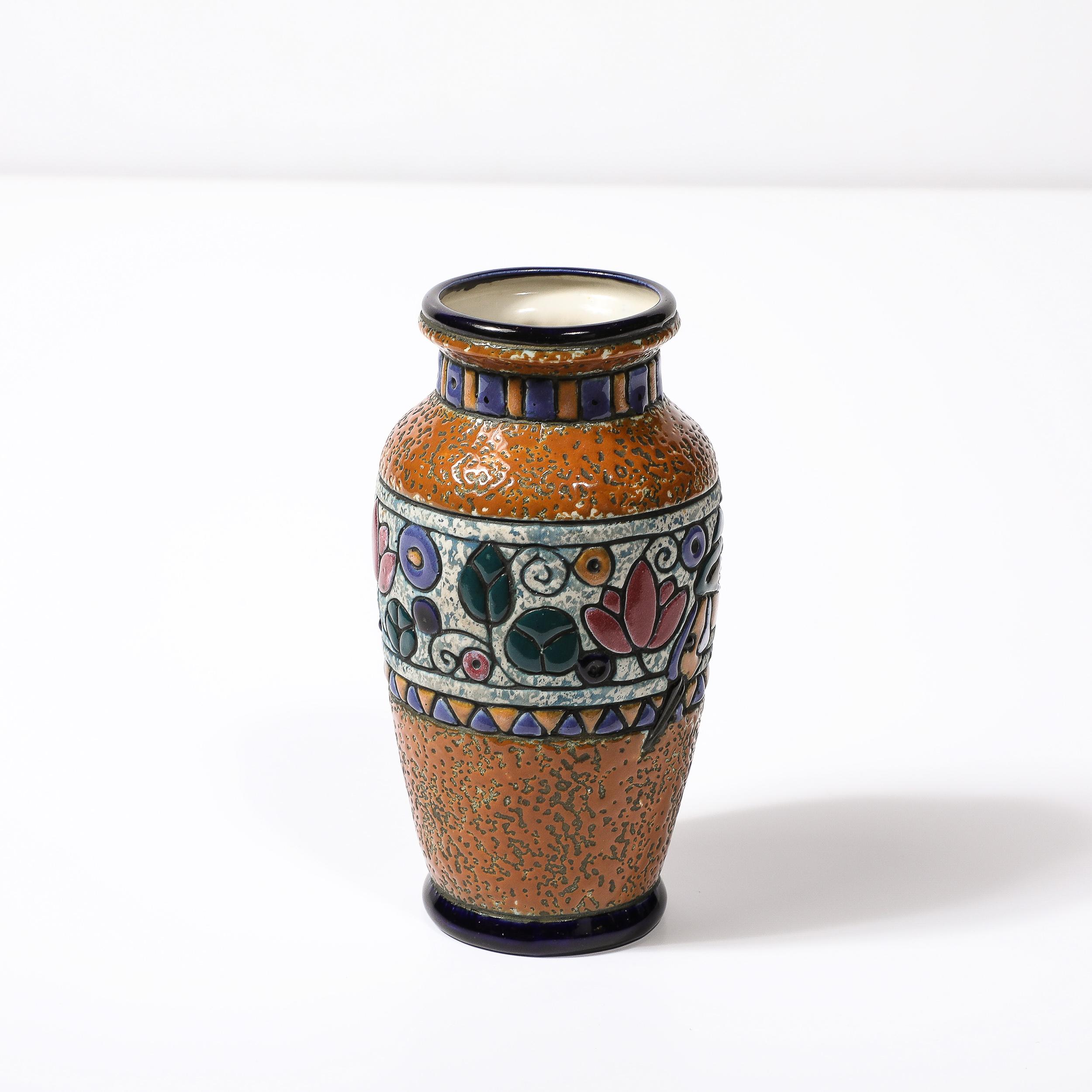 Diese raffinierte und wunderschön gefärbte kubistische Art-Déco-Keramikvase mit Kolibri in mehrfarbiger linearer Glasur ist mit Amphora signiert und stammt aus der Tschechoslowakei, CIRCA 1930. Ein schöner Organe-Farbton in einer strukturierten