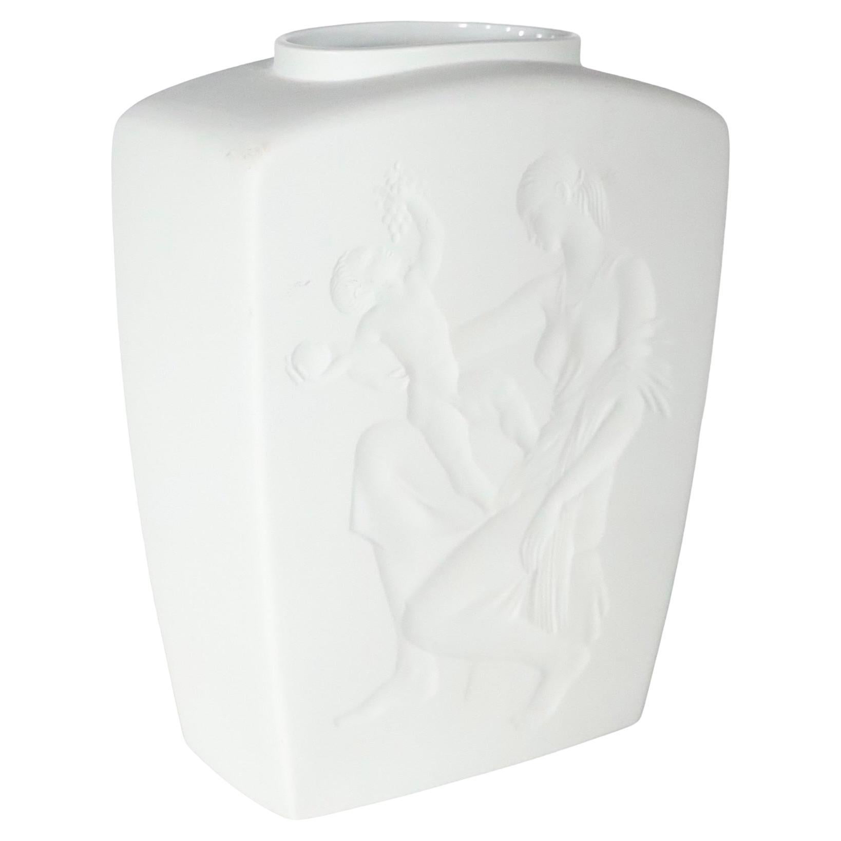 Exquisite Art-Déco-Vase aus Biskuit in einem  raffinierte Weiß-auf-Weiß-Farbgebung. Die Vase zeigt eine klassische Mutter-Kind-Szene, die in einem plastischen Relief ausgeführt ist.
 Das Stück ist in einem ausgezeichneten, originalen, sauberen und