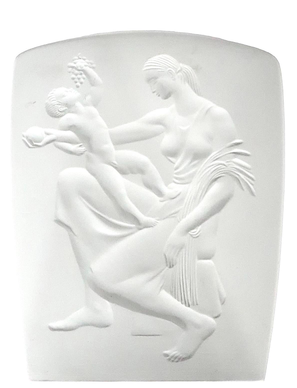 Milieu du XXe siècle Vase Art Déco en céramique avec scène classique de la mère et du Child att. à Rosenthal  en vente