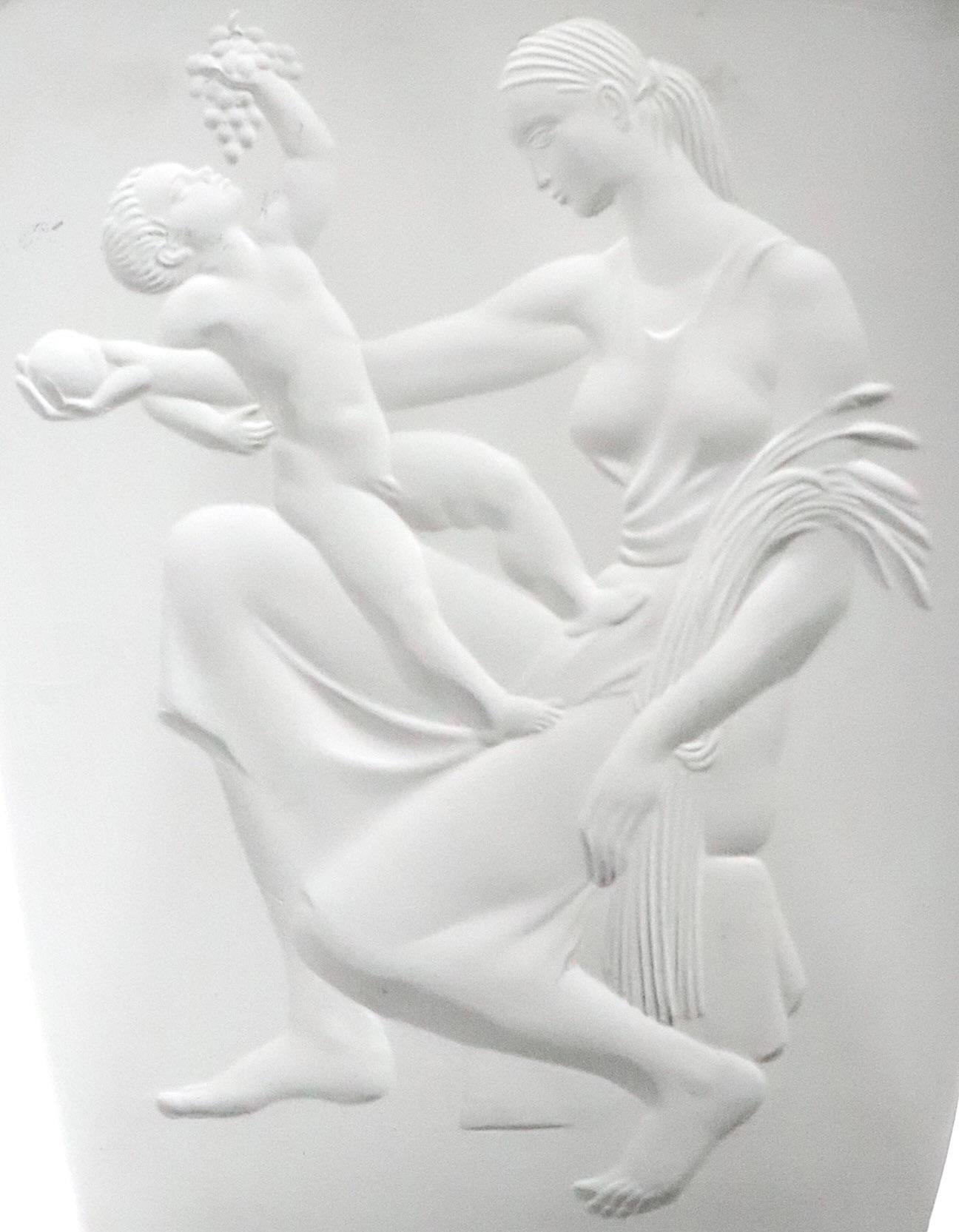 Céramique Vase Art Déco en céramique avec scène classique de la mère et du Child att. à Rosenthal  en vente
