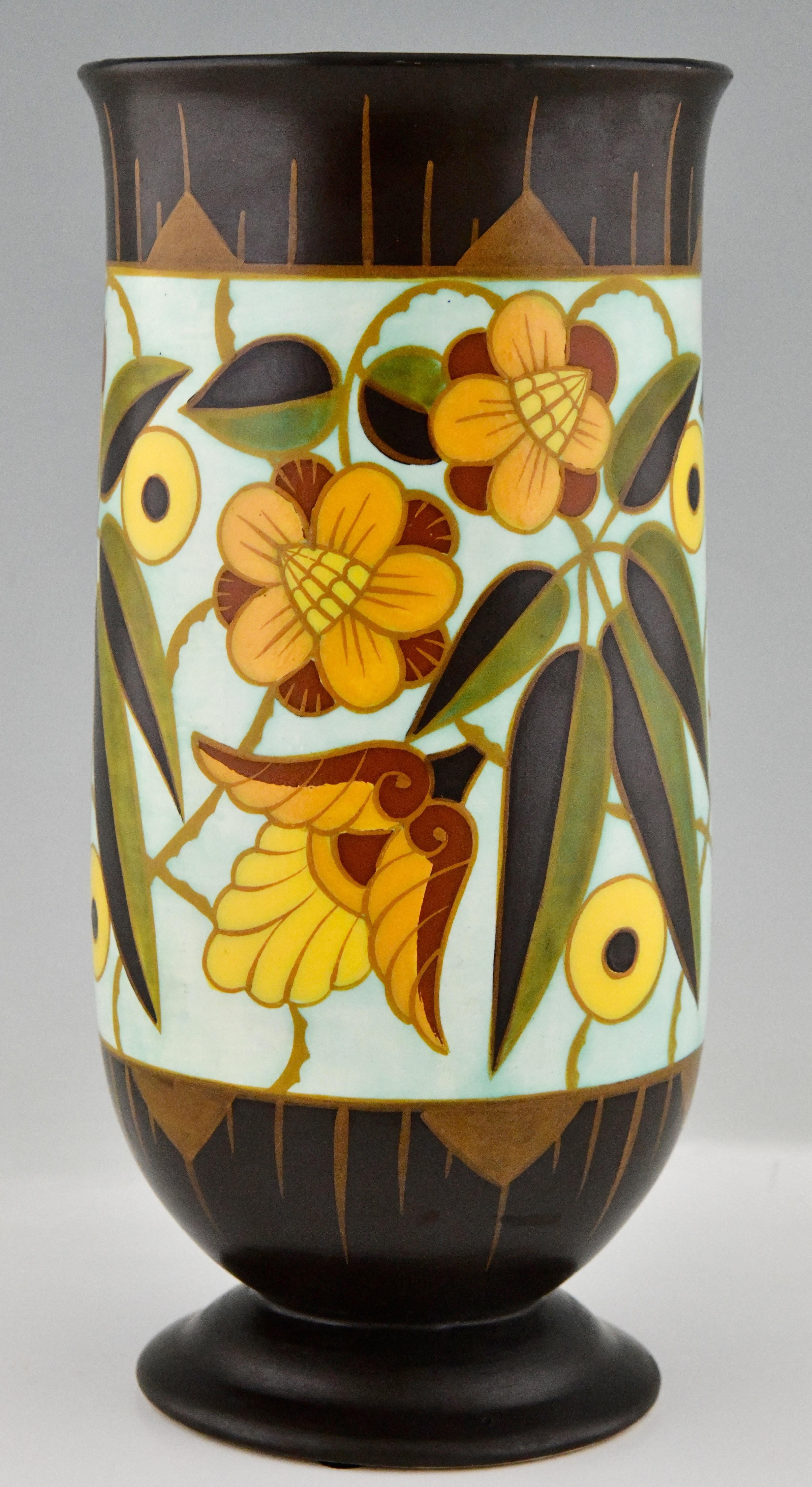 Art Deco ceramic vase with flowers by Boch Frères, Keramis 1934 In Good Condition In Antwerp, BE