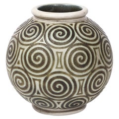 Vase en céramique Art Déco avec spirales géométriques en relief de Joseph Mougin Nancy