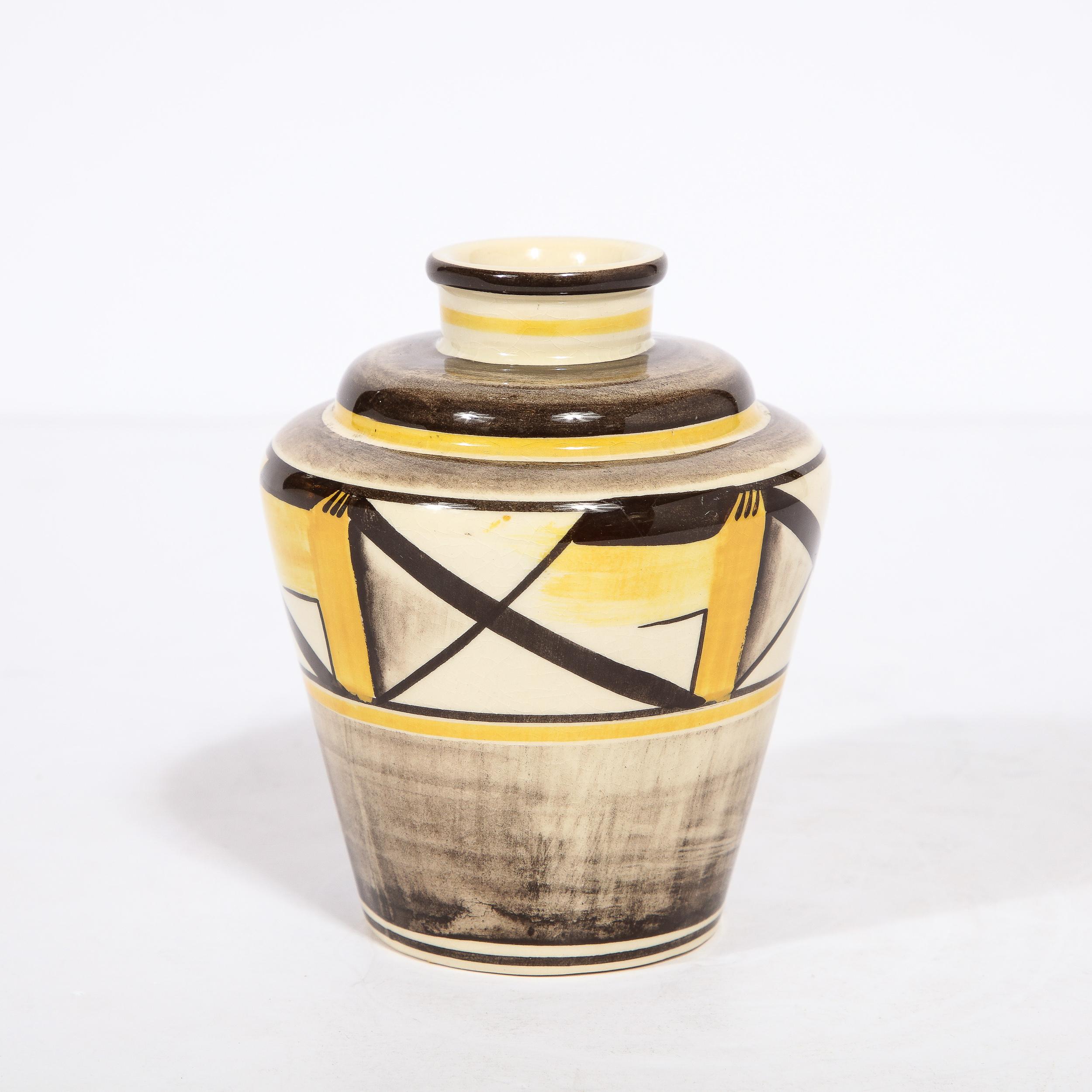 Diese wunderschöne handbemalte Keramikvase wurde von dem angesehenen schwedischen Keramiker Arthur Percy für Gefle um 1920 hergestellt. Sie hat einen subtil konischen Körper mit schräg angesetzten Schultern, einen zylindrischen Hals und eine runde
